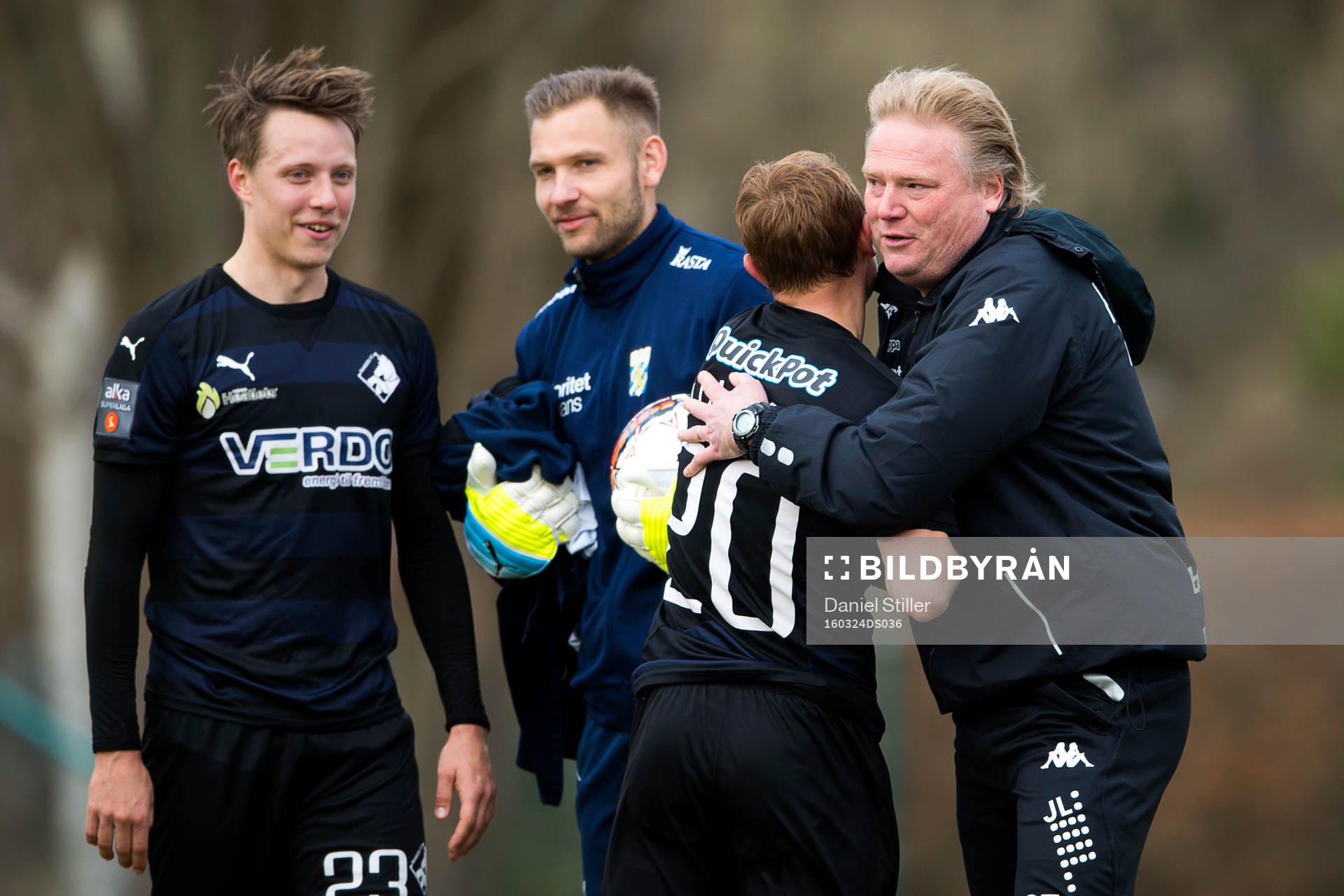 IFK Göteborgs tränare Jörgen Lennartsson kramar om Randers Joel Allansson efter en träningsmatch mellan IFK Göteborg och Randers den 24 mars 2016 i Göteborg.