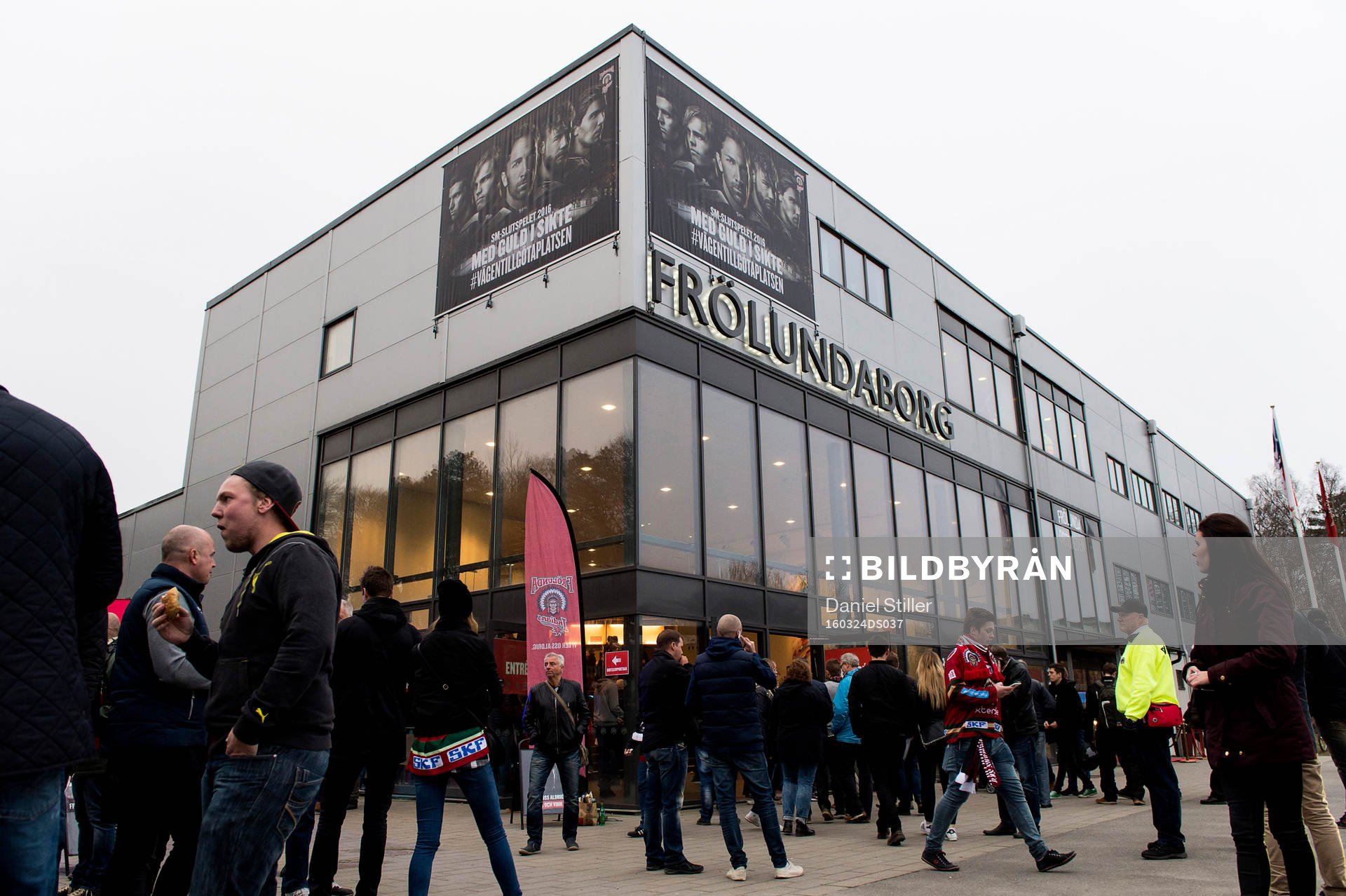 Publiken börjar strömma till utanför Frölundaborg