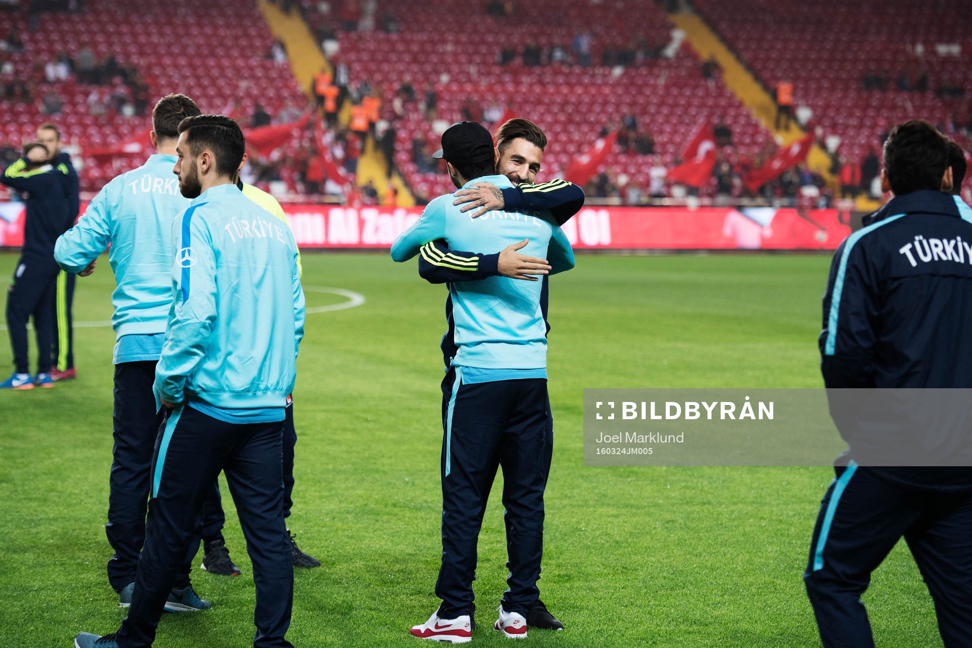 Sveriges Jimmy Durmaz kramar om en turkisk spelare