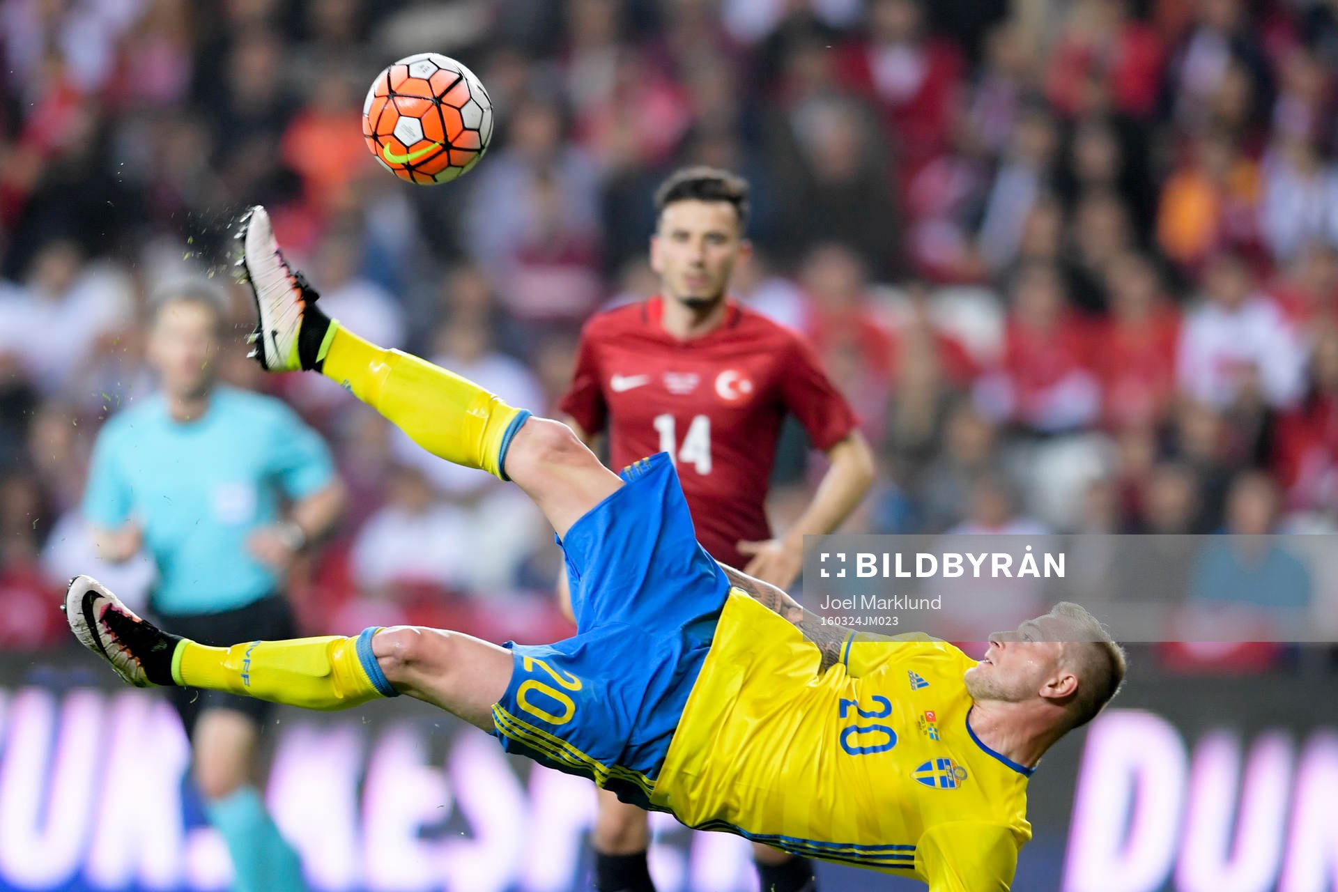 Sveriges John Guidetti med en bicykleta