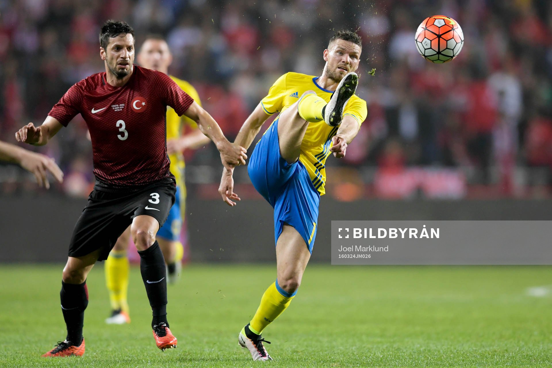 Turkiets Hakan Balta och Sveriges Marcus Berg