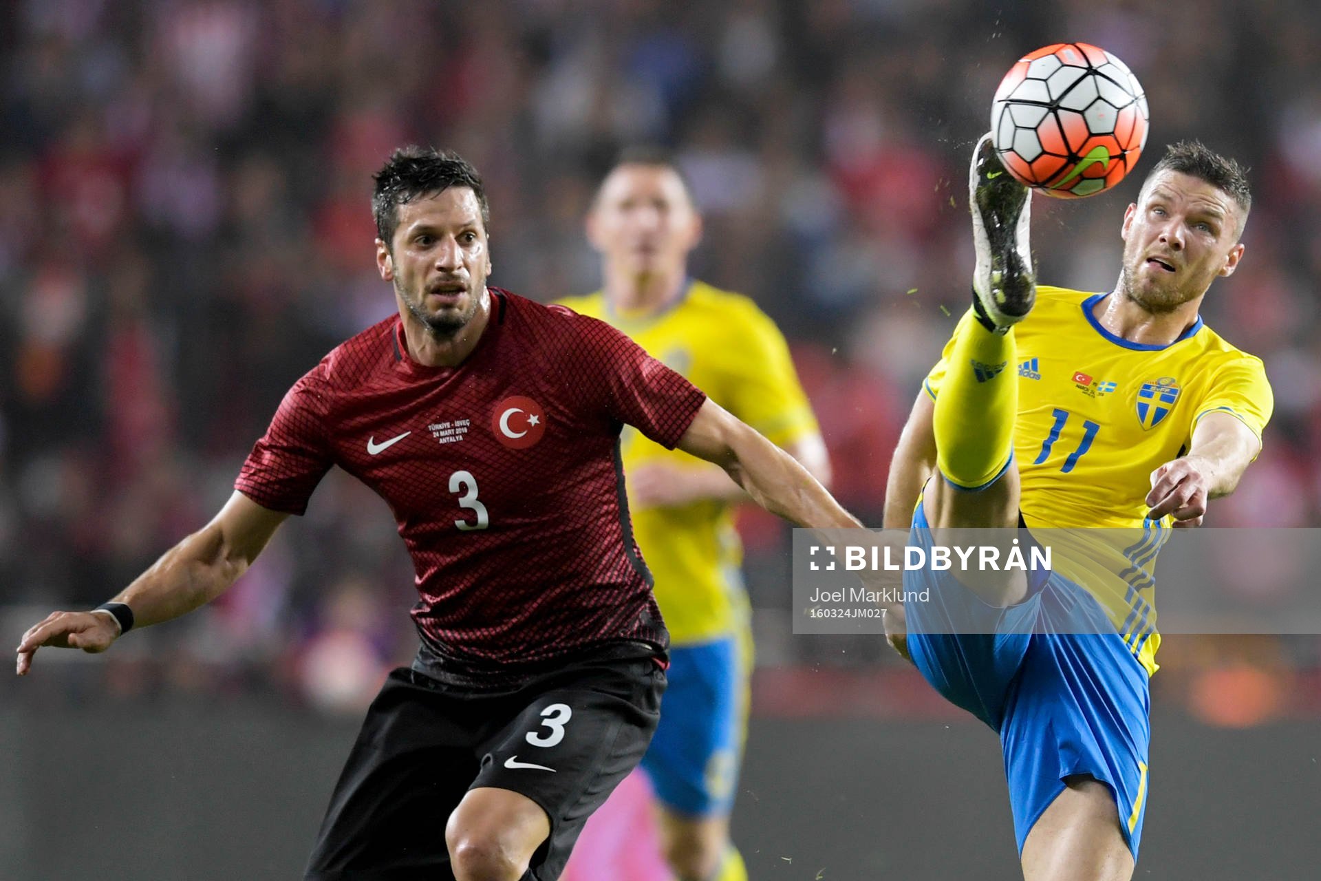 Turkiets Hakan Balta och Sveriges Marcus Berg