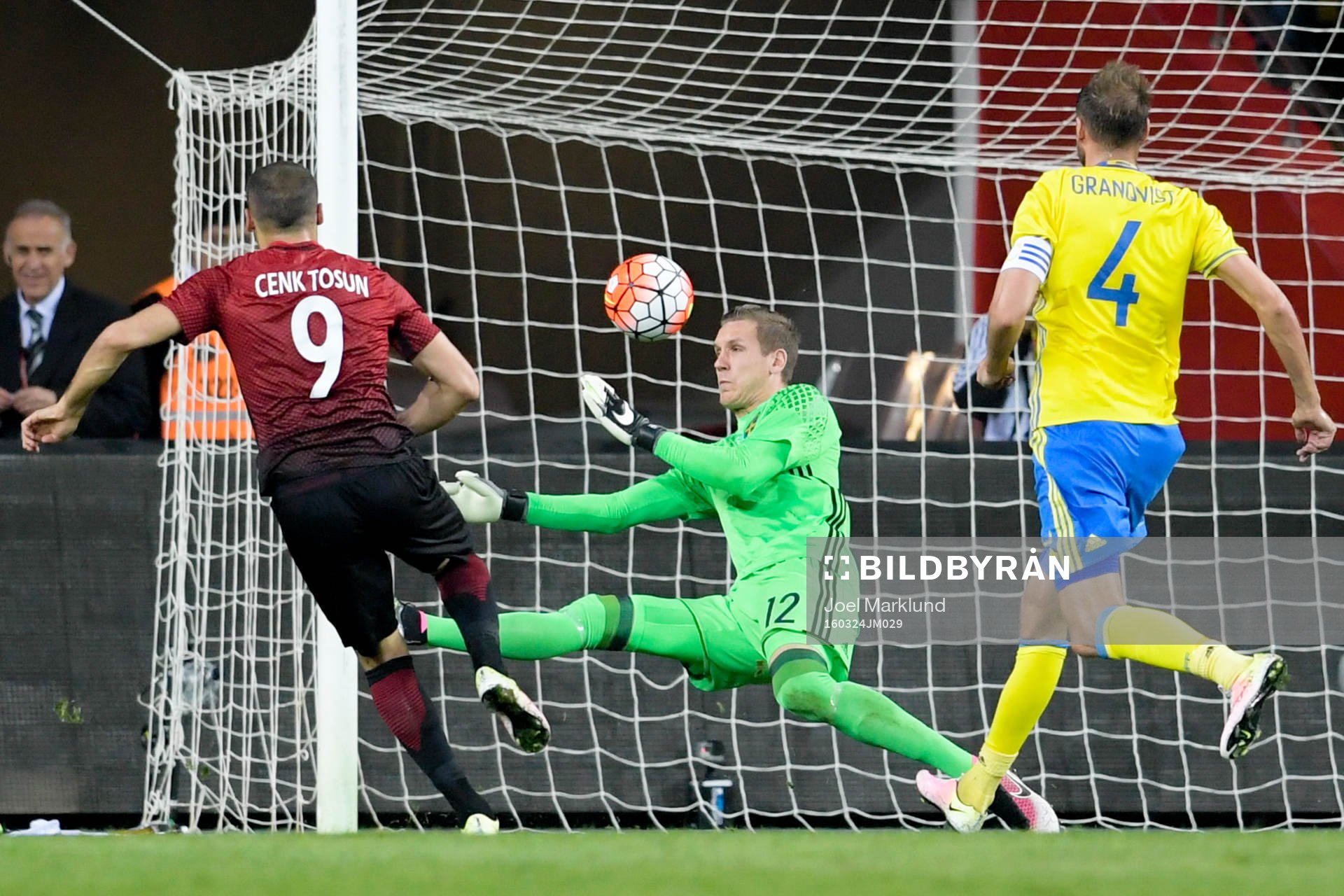Turkiets Cenk Tosun gör 1-0 bakom Sveriges målvakt Robin