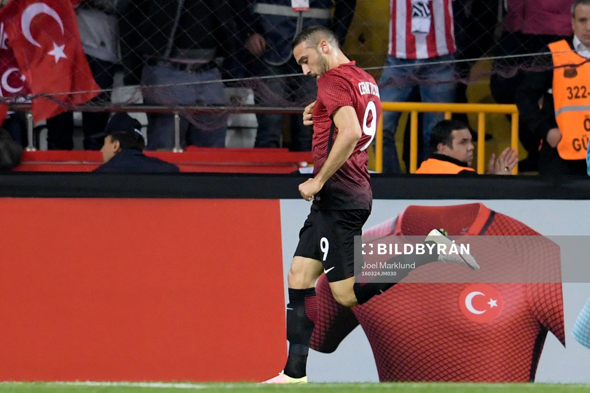 Turkiets Cenk Tosun jublar efter 1-0 under fotbollslandskampen mellan Turkiet och Sverige den 24 mars 2016 i Antalya.