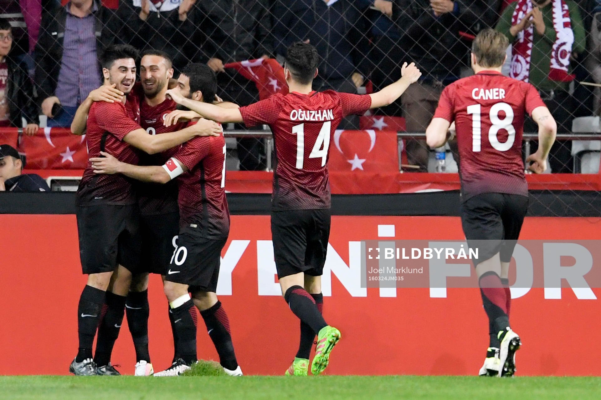 Turkiets Cenk Tosun jublar med lagkamraterna
