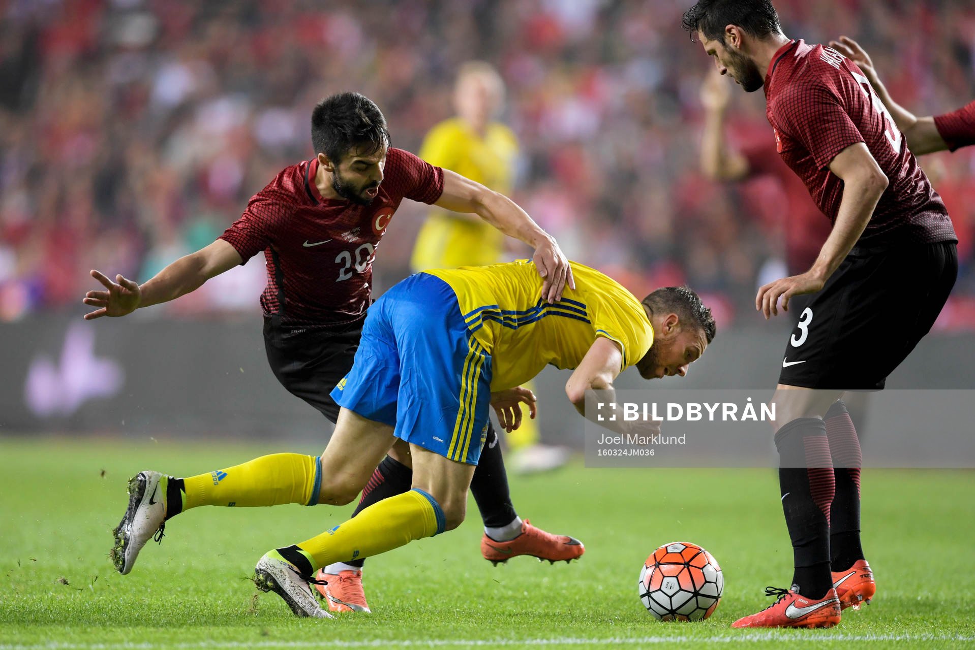 Turkiets Volkan Sen och Sveriges Marcus Berg