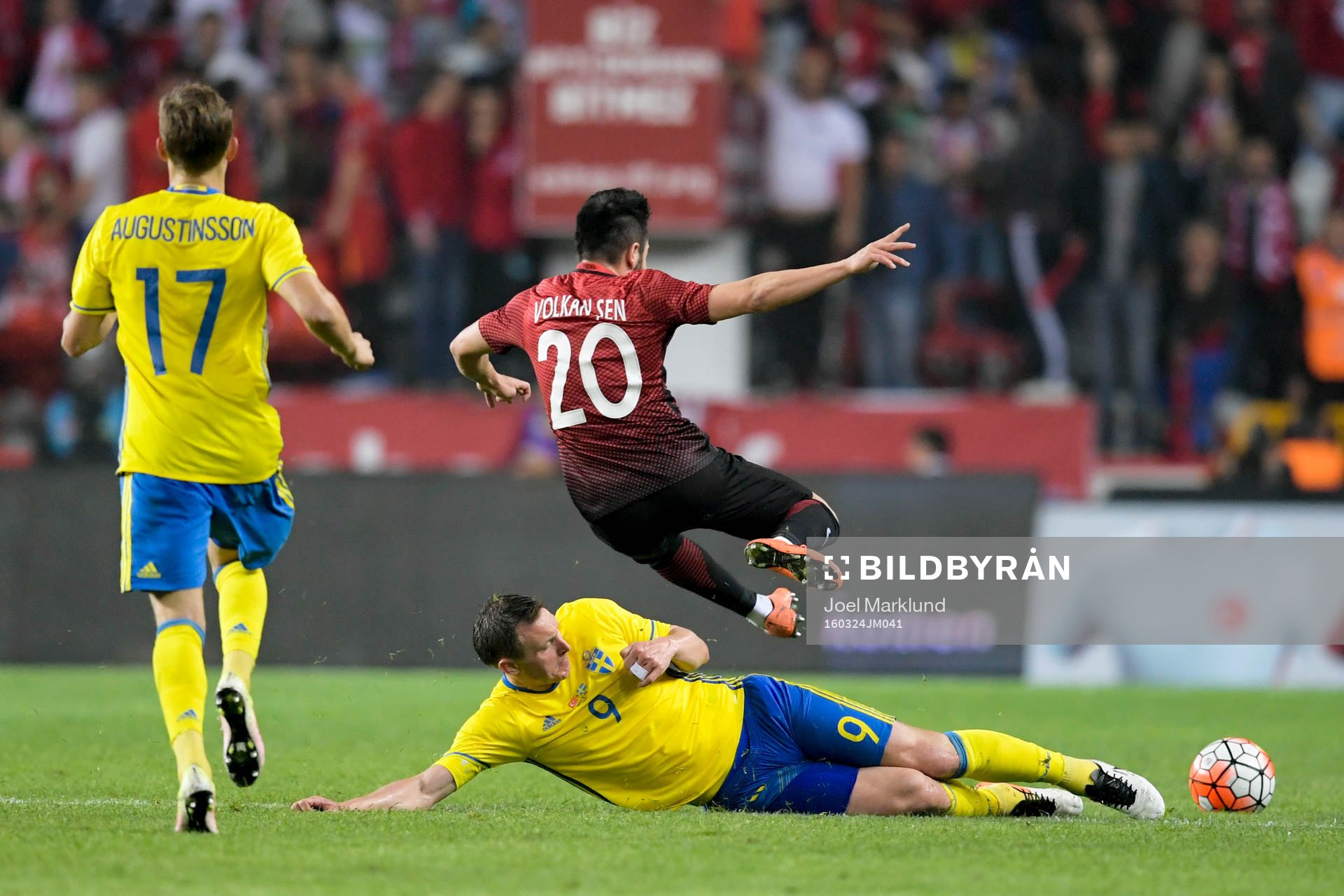 Sveriges Kim Källström och Turkiets Volkan Sen