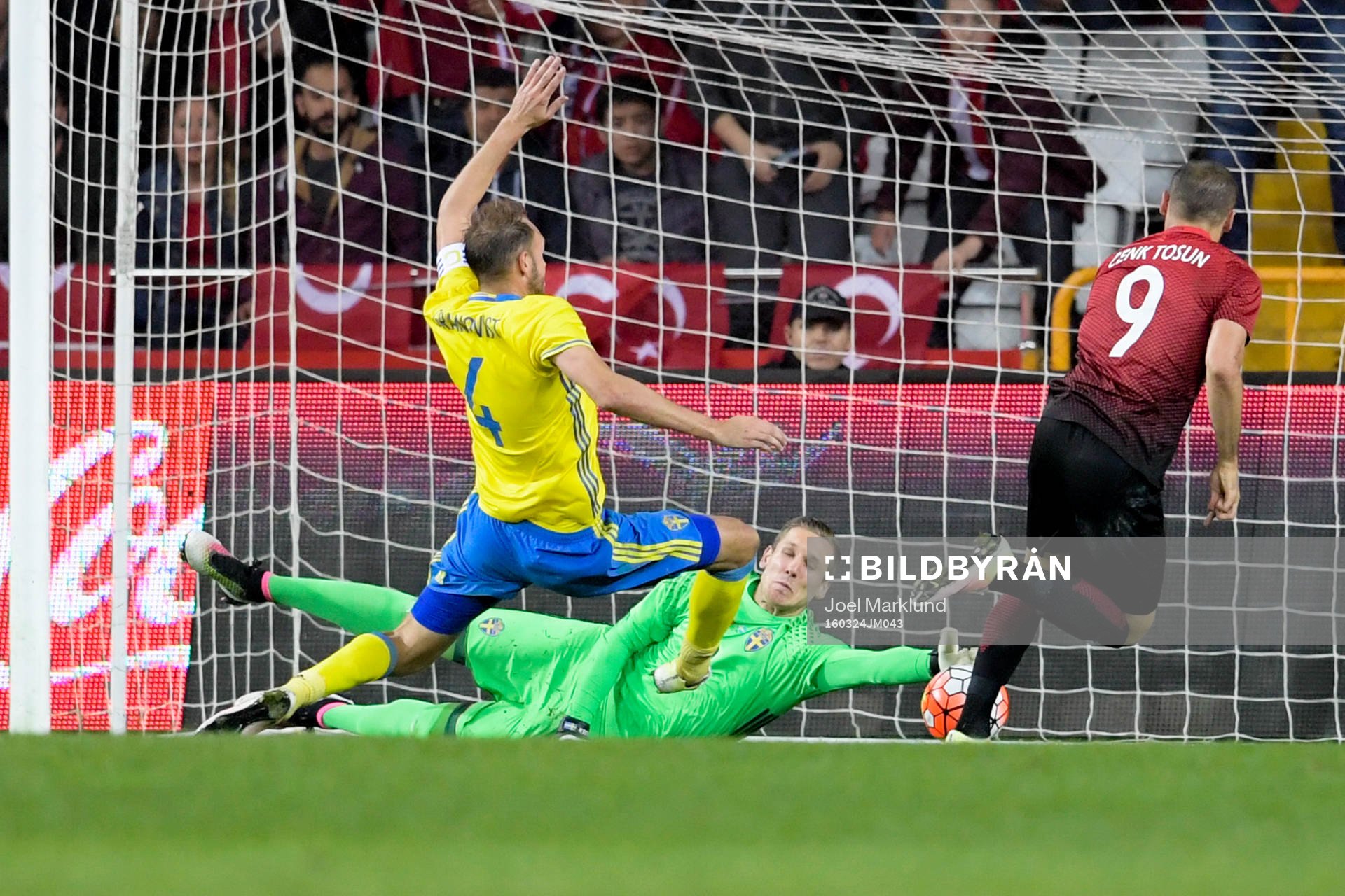 Sveriges Andreas Granqvist och målvakt Robin Olsen utmanas