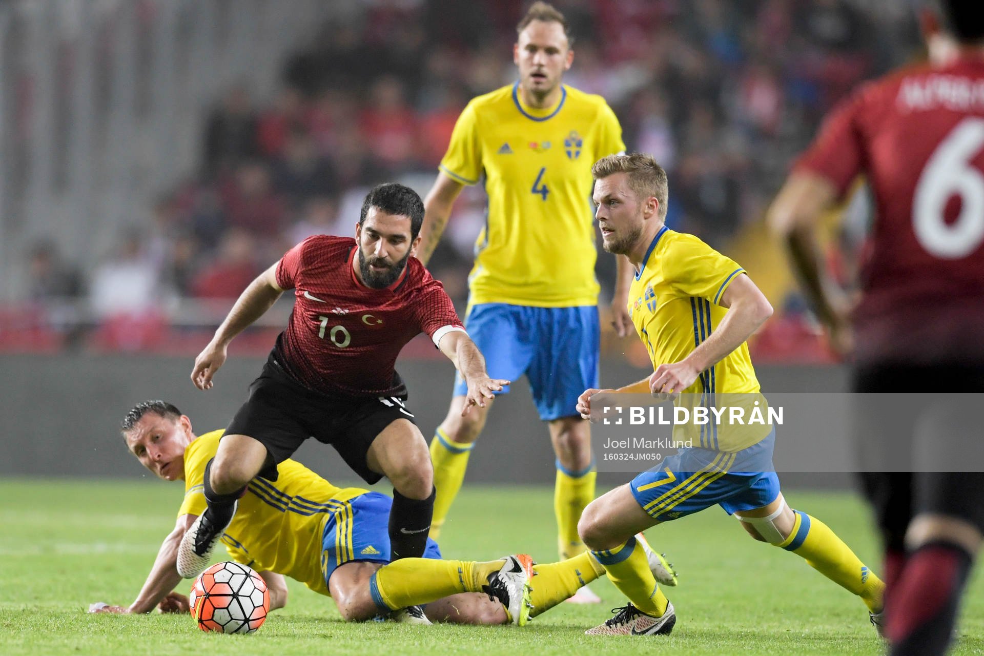 Sveriges Kim Källström och Turkiets Arda Turan