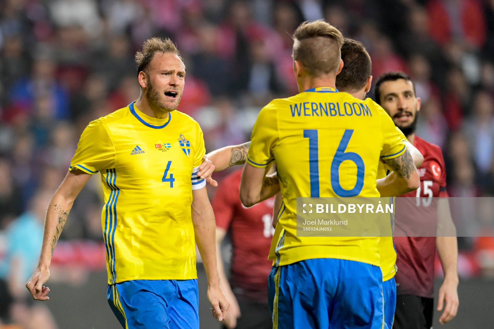 Sveriges Andreas Granqvist jublar efter 1-1 under fotbollslandskampen mellan Turkiet och Sverige den 24 mars 2016 i Antalya.