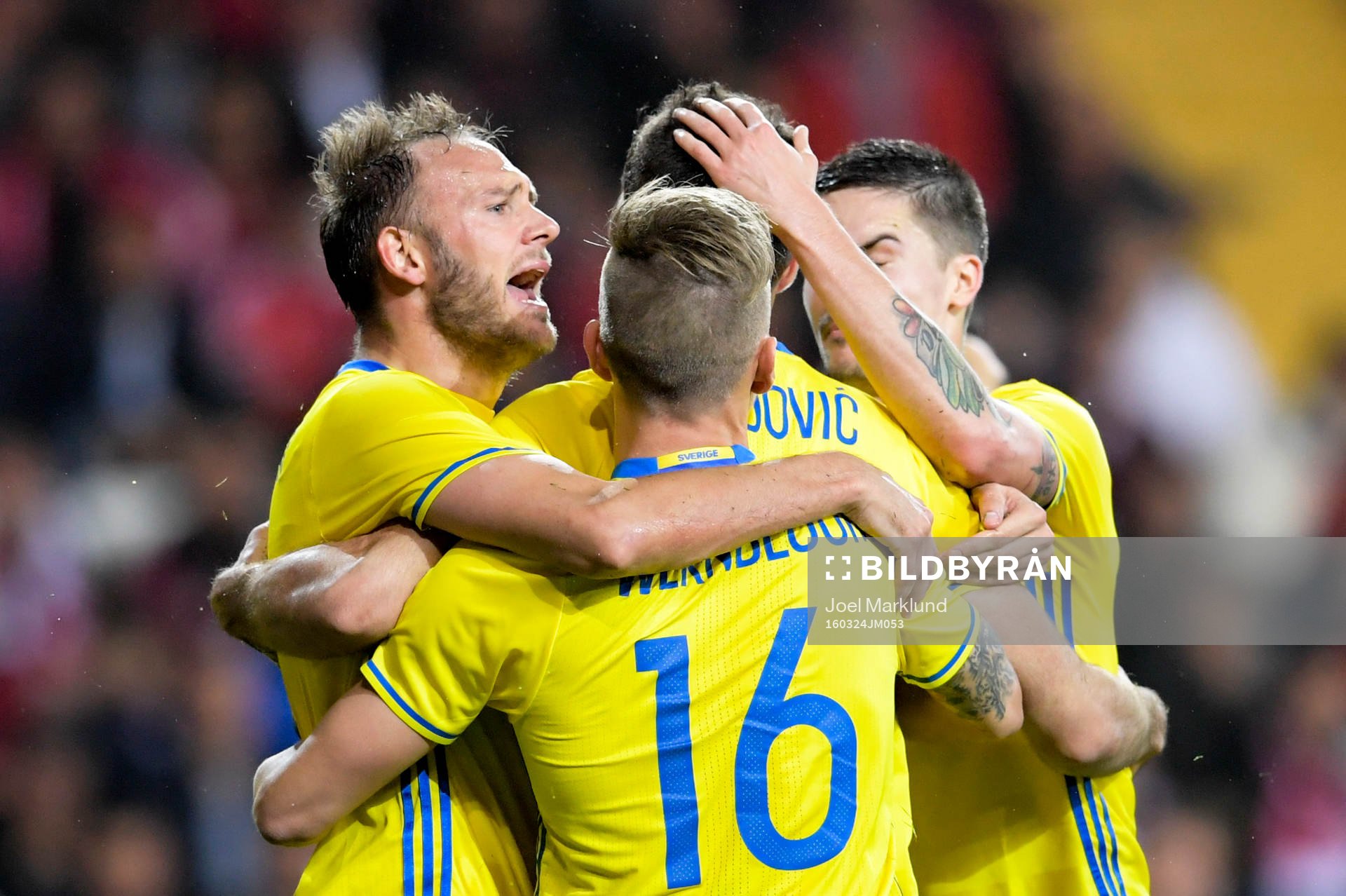 Sveriges Andreas Granqvist jublar med Pontus Wernbloom,