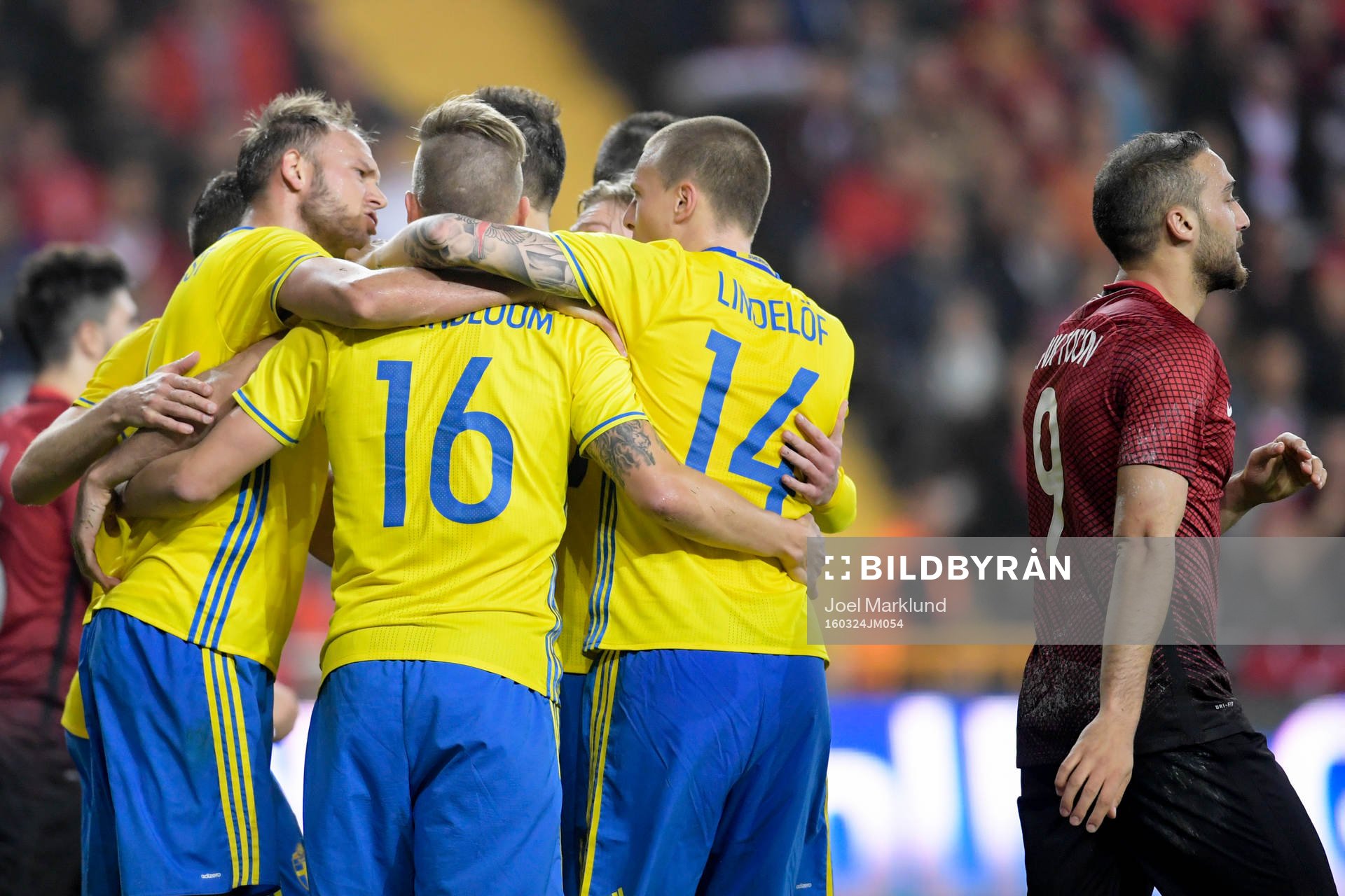 Sveriges Andreas Granqvist jublar med lagkamraterna