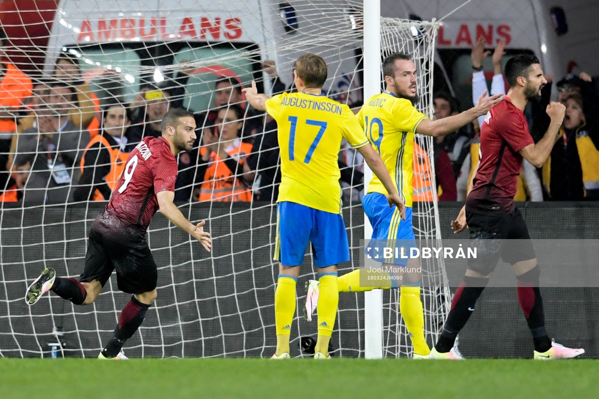 Turkiets Cenk Tosun jublar efter 2-1 under fotbollslandskampen mellan Turkiet och Sverige den 24 mars 2016 i Antalya.