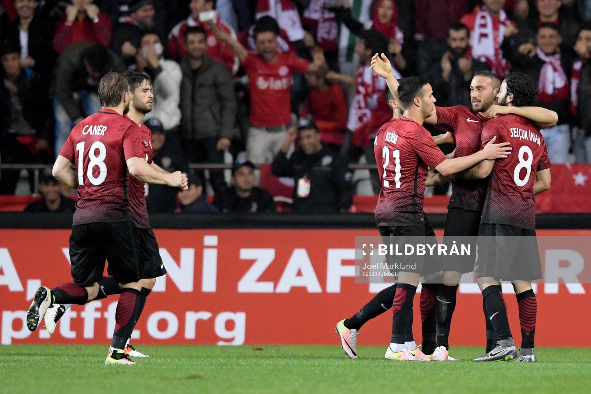 Turkiets Cenk Tosun jublar med lagkamraterna