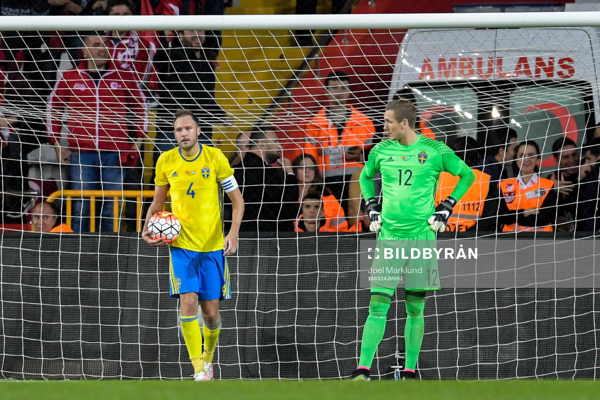 Sveriges Andreas Granqvist och målvakt Robin Olsen deppar