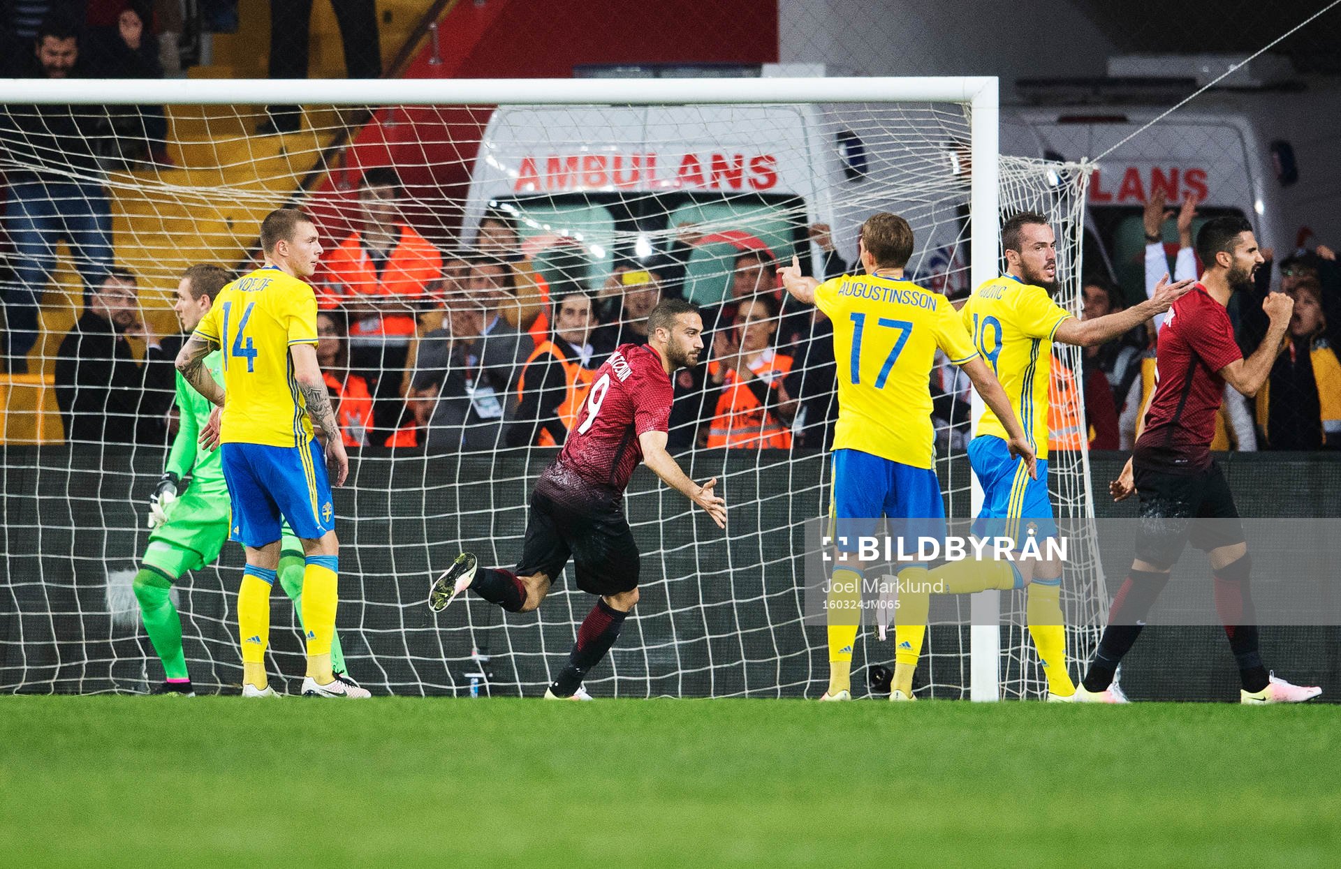 Turkiets Cenk Tosun jublar