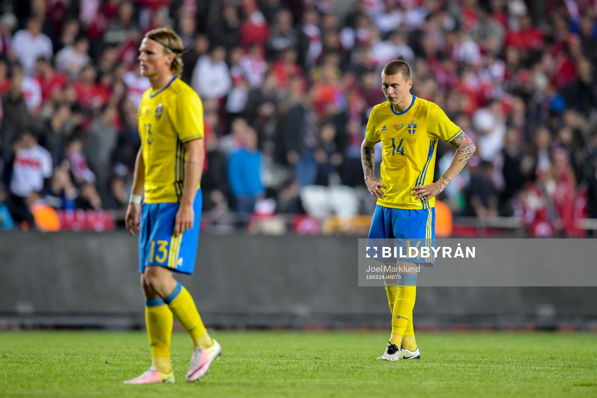 Sveriges Oscar Hiljemark och Victor Nilsson Lindelöf deppar