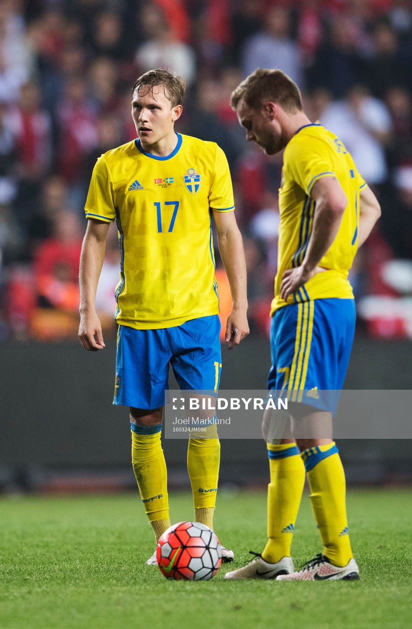 Sveriges Ludwig Augustinsson och Sebastian Larsson vid en