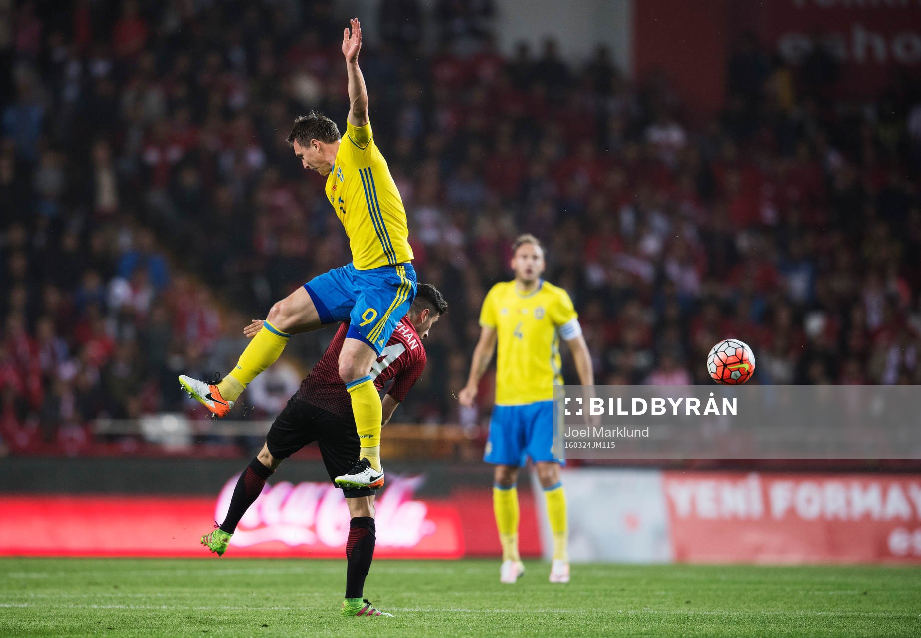 Sveriges Kim Källström i en luftduell med Turkiets
