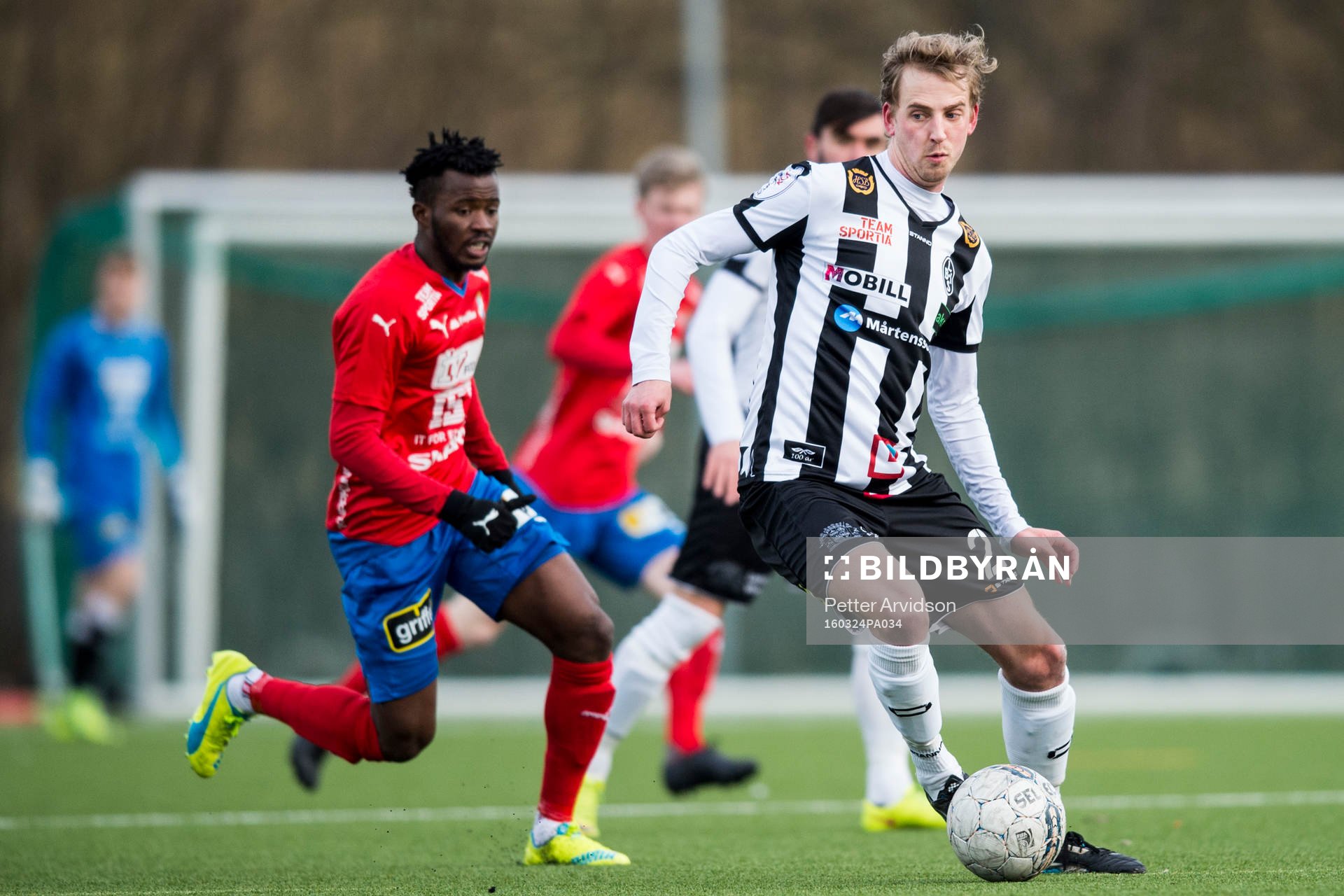 Landskronas Viktor Svensson och Östers Richard Donkor