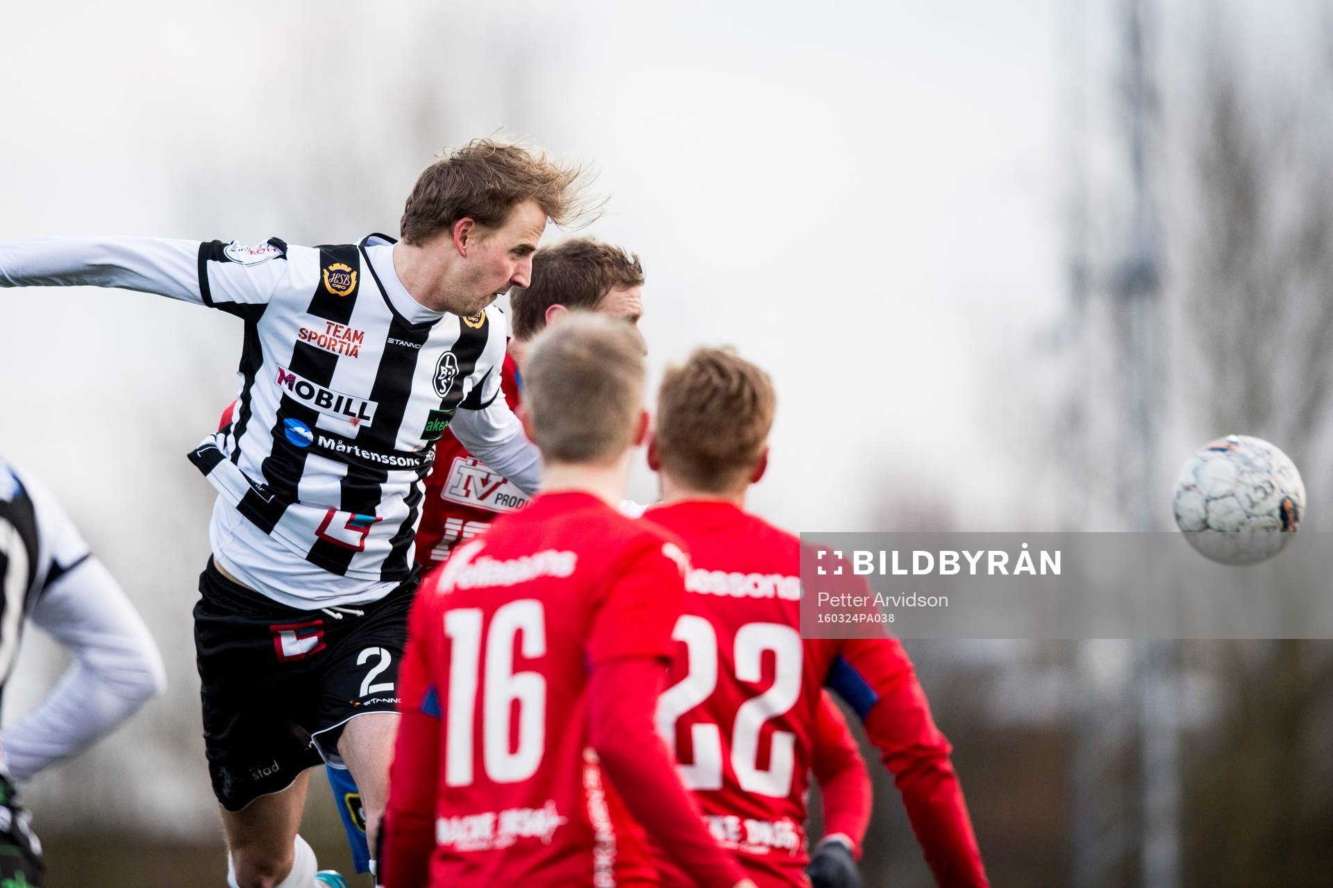 Landskronas Viktor Svensson nickar in 1-0 målet
