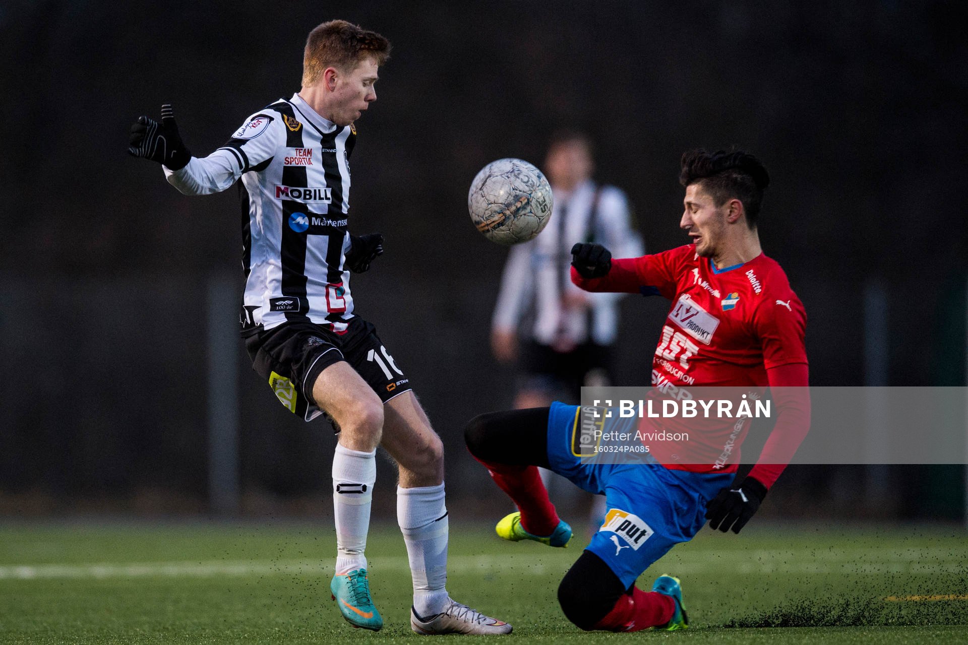 Landskronas Dennis Olofsson och Östers Elmin Nurkic