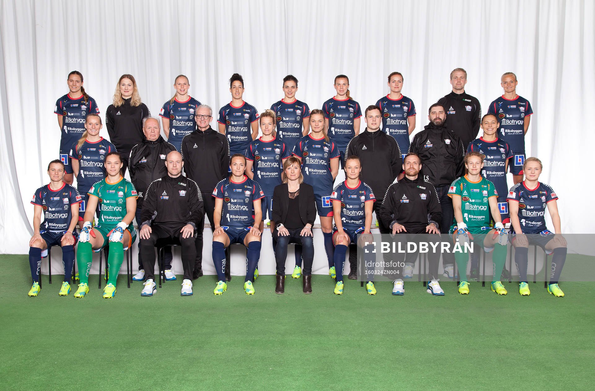 Lagbild för Linköping den 24 mars 2016 i Linköping. Bakre ledet fr. v. Emma Lennartsson, Olivia Dahlman (Sjukgymnast), Jonna Andersson, Claudia Neto, Renee Slegers, Jessica Samuelsson, Kristine Minde, Fredrik Viklund (Målvaktstränare), Pernilla Harder. Mittenledet fr. v. Stina Blackstenius, Rolf Loben Gustafsson (Lagledare), Håkan Gauffin (Läkare), Janni Arnth, Fridolina Rolfö, Johan Linden (Sjukgymnast), Joakim Karlsson (Materialförvaltare), Marianne Gajhede Knudsen. Sittande fr. v. Vera Diatel, Matilda Haglund, Anders Jacobson (Assisterande tränare), Magdalena Ericsson, Maria Hagström (Klubbdiriktör), Tove Almqvist, Martin Sjögren (Huvudtränare), Cajsa Andersson, Emilia Larsson.