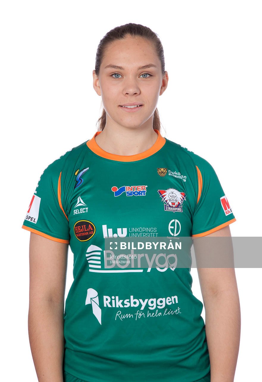 Målvakt Matilda Haglund poserar för ett porträtt den 24 mars 2016 i Linköping.