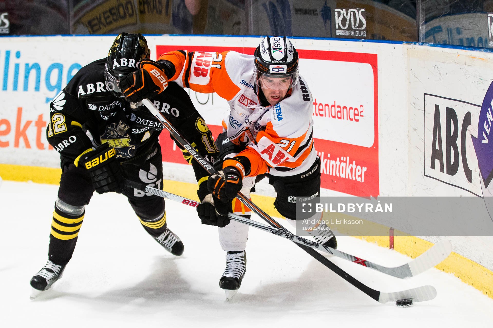 s Fredrik Hynning i kamp om pucken med Karlskronas Riley