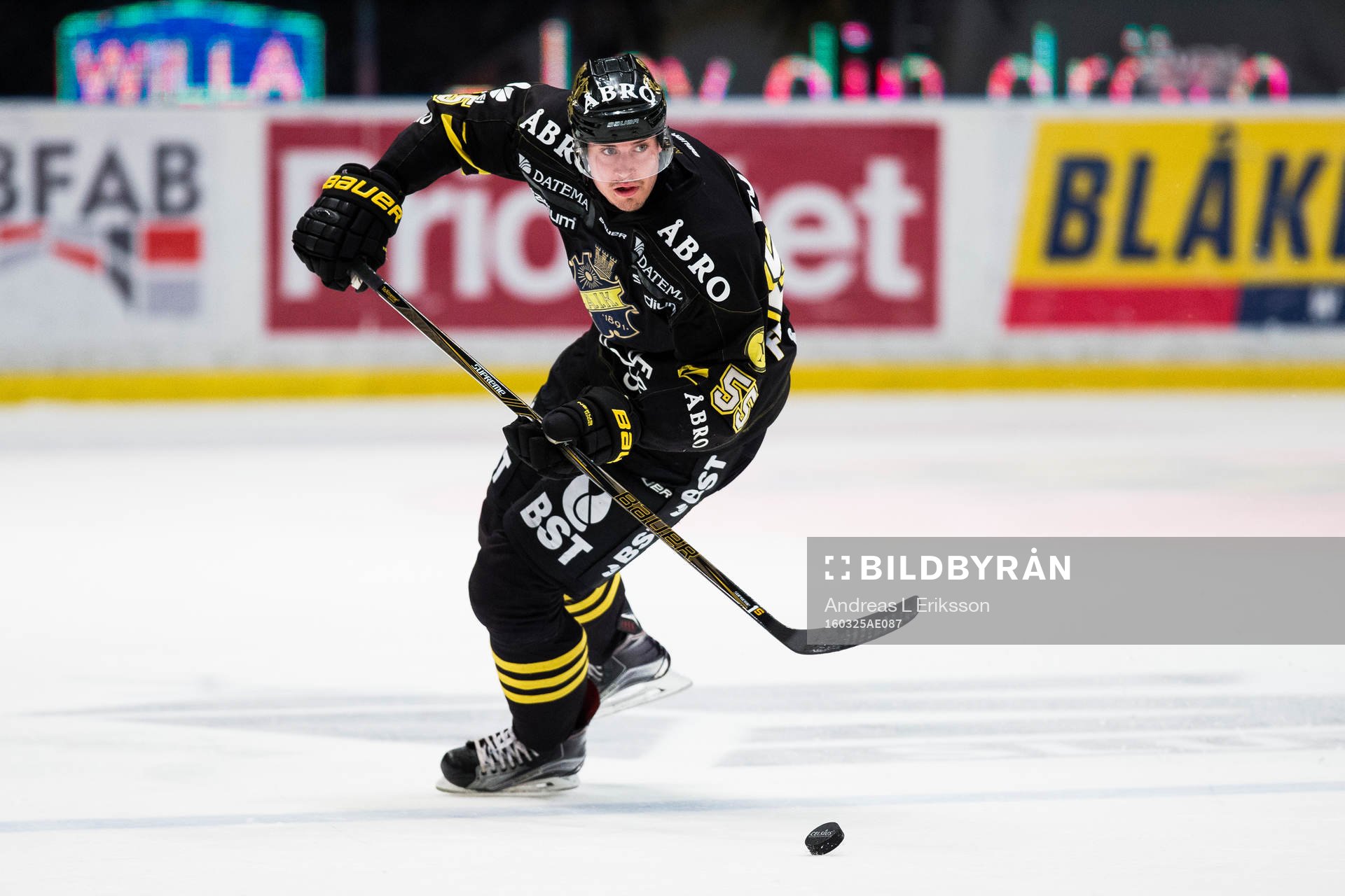 s Simon Fredriksson med pucken