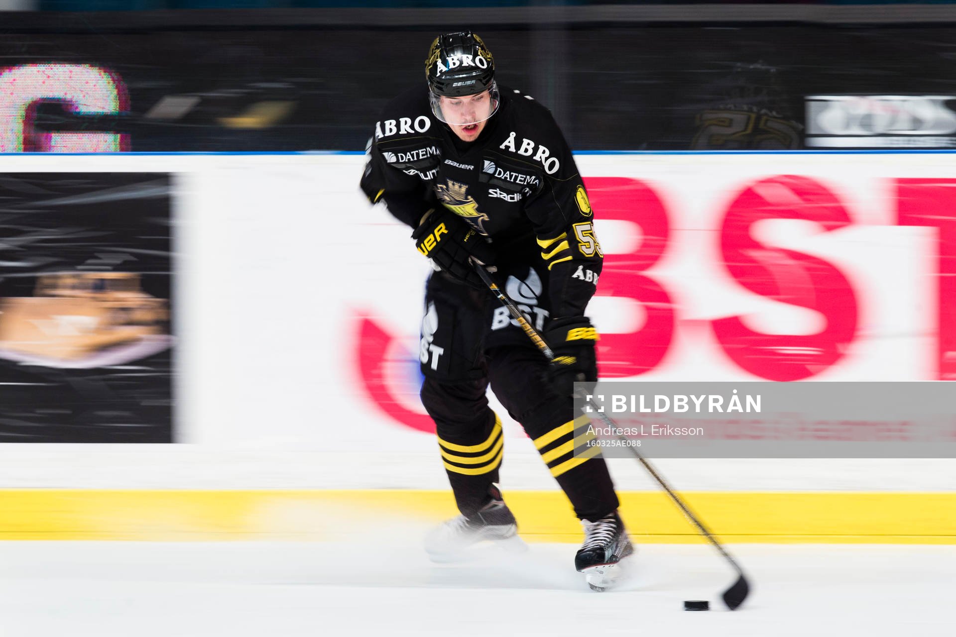 s Simon Fredriksson med pucken