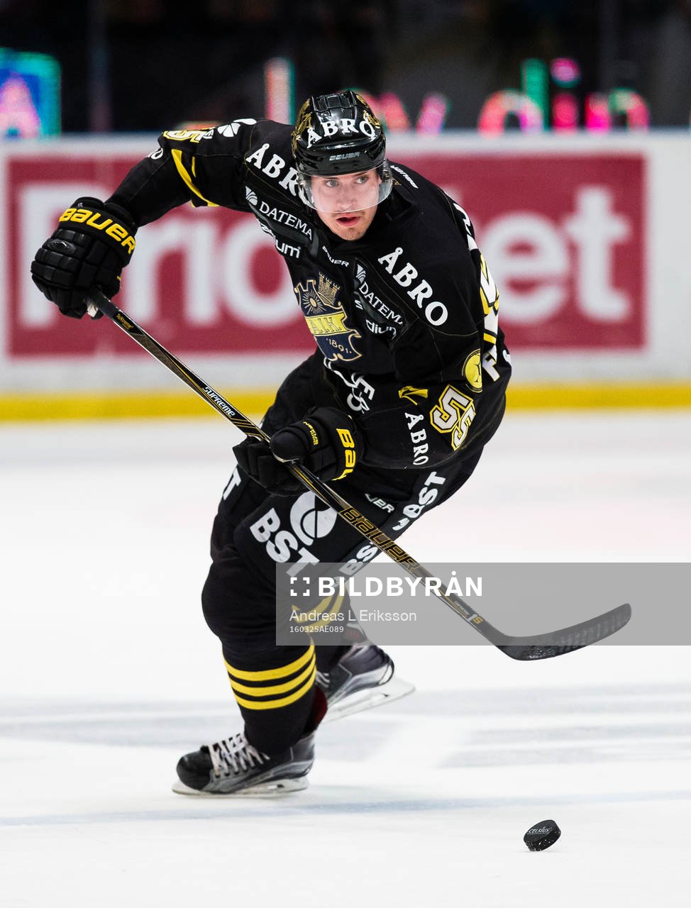 s Simon Fredriksson med pucken