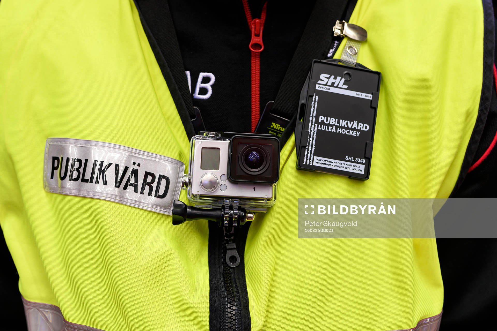En publikvärd med gopro kamera på sitt bröst
