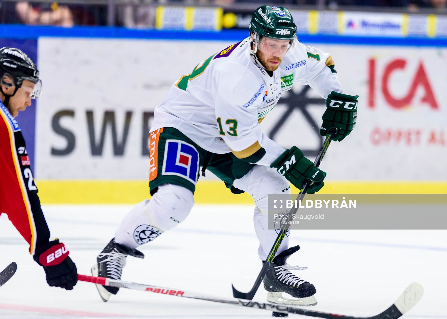 Färjestads Linus Persson med pucken