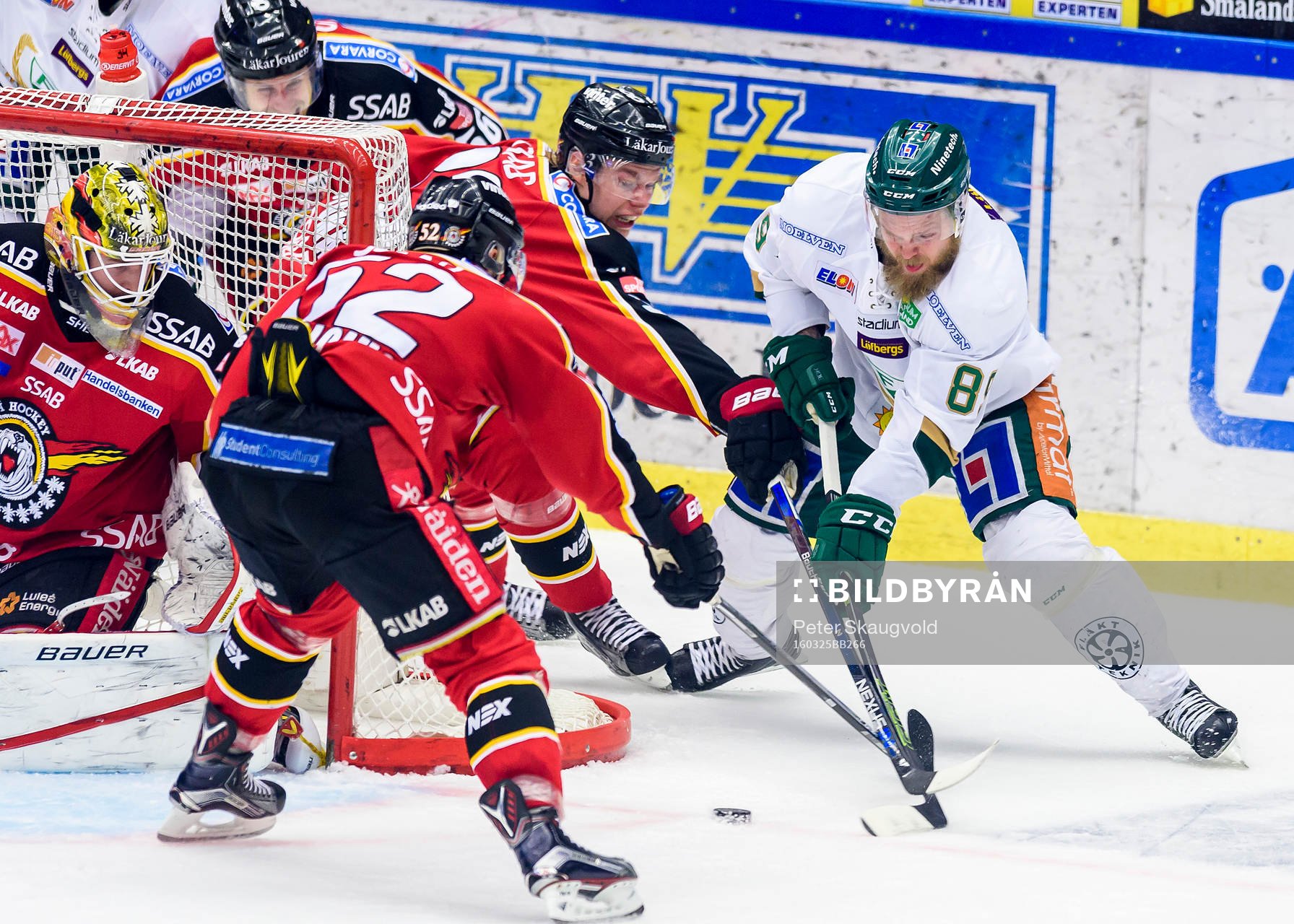 Färjestads Antti Tyrväinen försöker ta in pucken