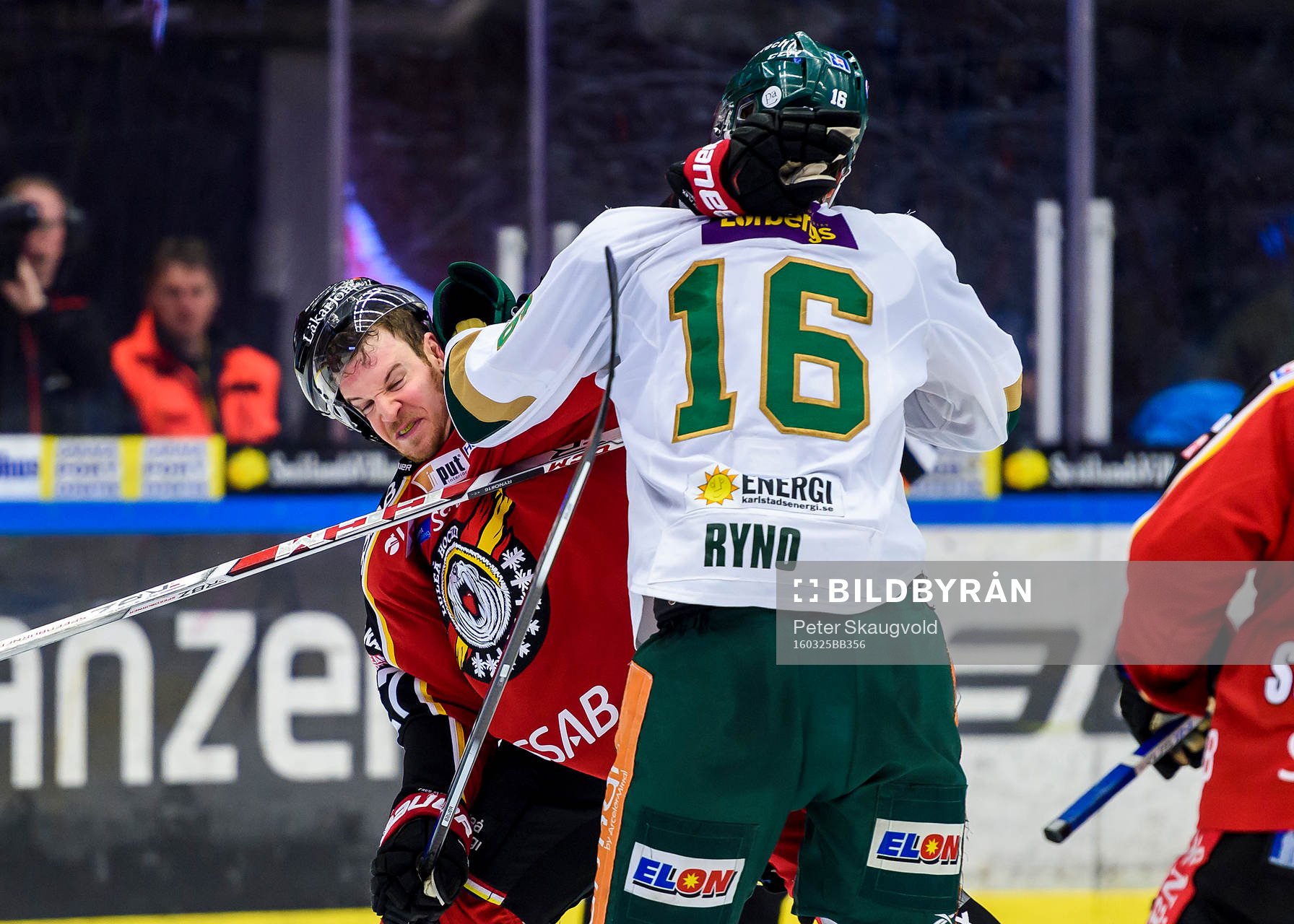 Luleås Brendan Mikkelson i bråk med Färjestads Johan Ryno