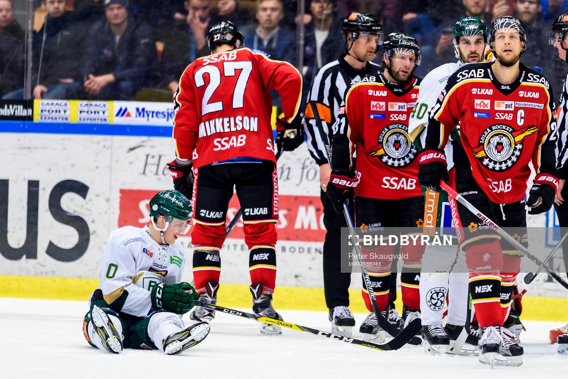 Färjestads Joel Eriksson Ek sitter på isen