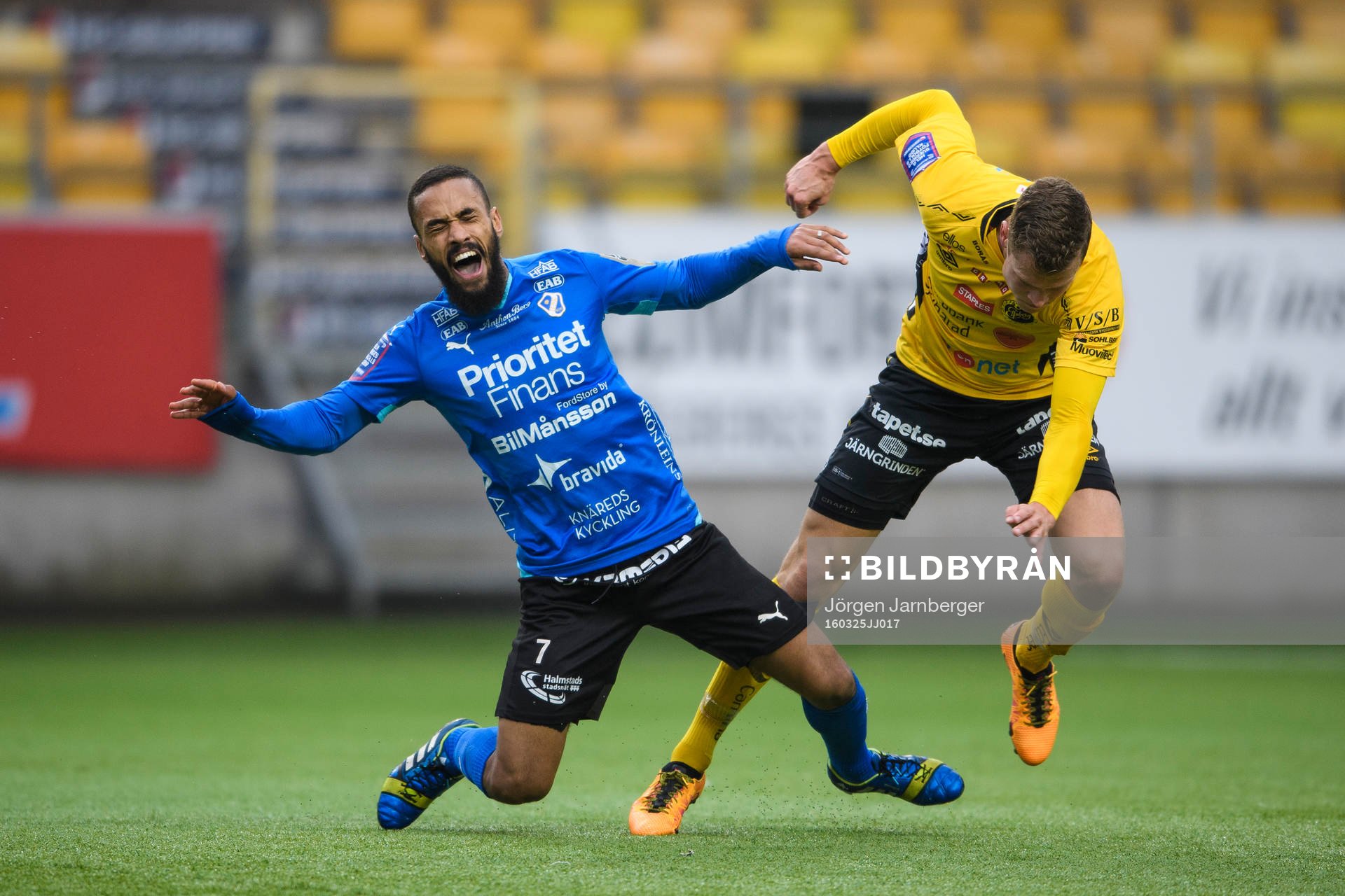 Halmstads Junes Barny faller i kamp med Elfsborgs Viktor Claesson under en träningsmatch i fotboll mellan IF Elfsborg och Halmstads BK den 25 mars 2016 i Borås.