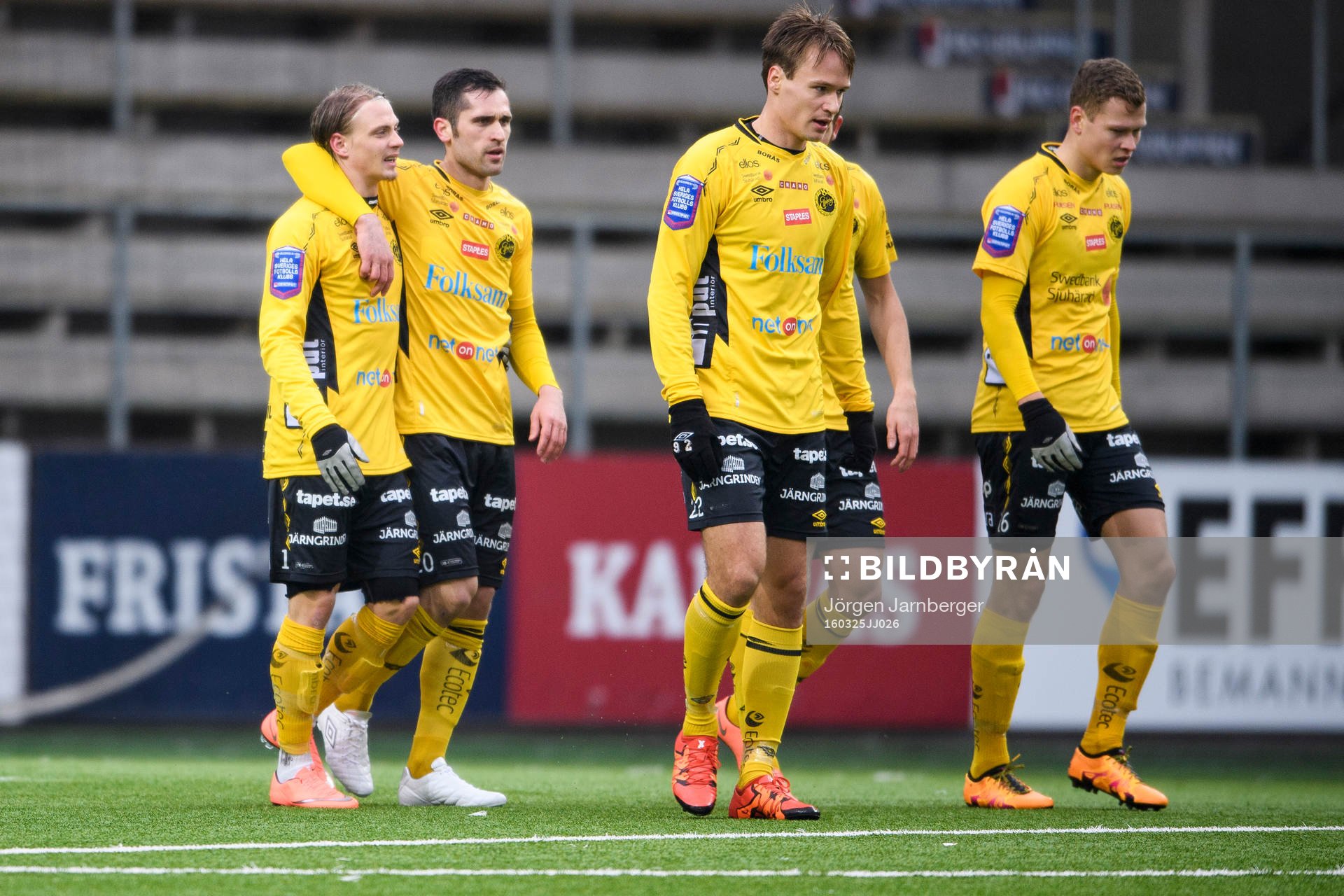 Elfsborgs Simon Hedlund kramas om av Emir Bajrami efter att gjort 1-0 under en träningsmatch i fotboll mellan IF Elfsborg och Halmstads BK den 25 mars 2016 i Borås.