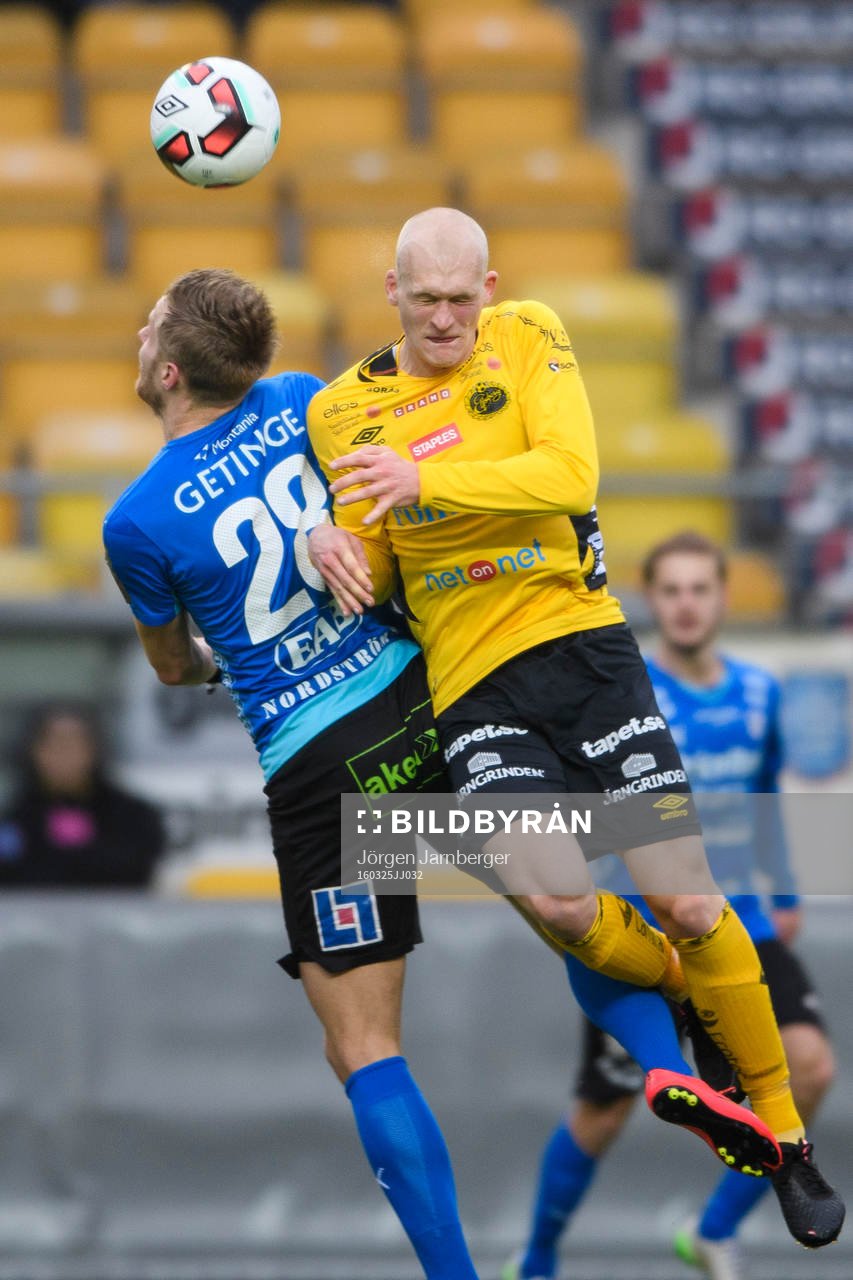 Nickduell mellan Elfsborgs Viktor Nilsson och Halmstads Alexander Ruud Tveter (rygg mot kameran) under en träningsmatch i fotboll mellan IF Elfsborg och Halmstads BK den 25 mars 2016 i Borås.