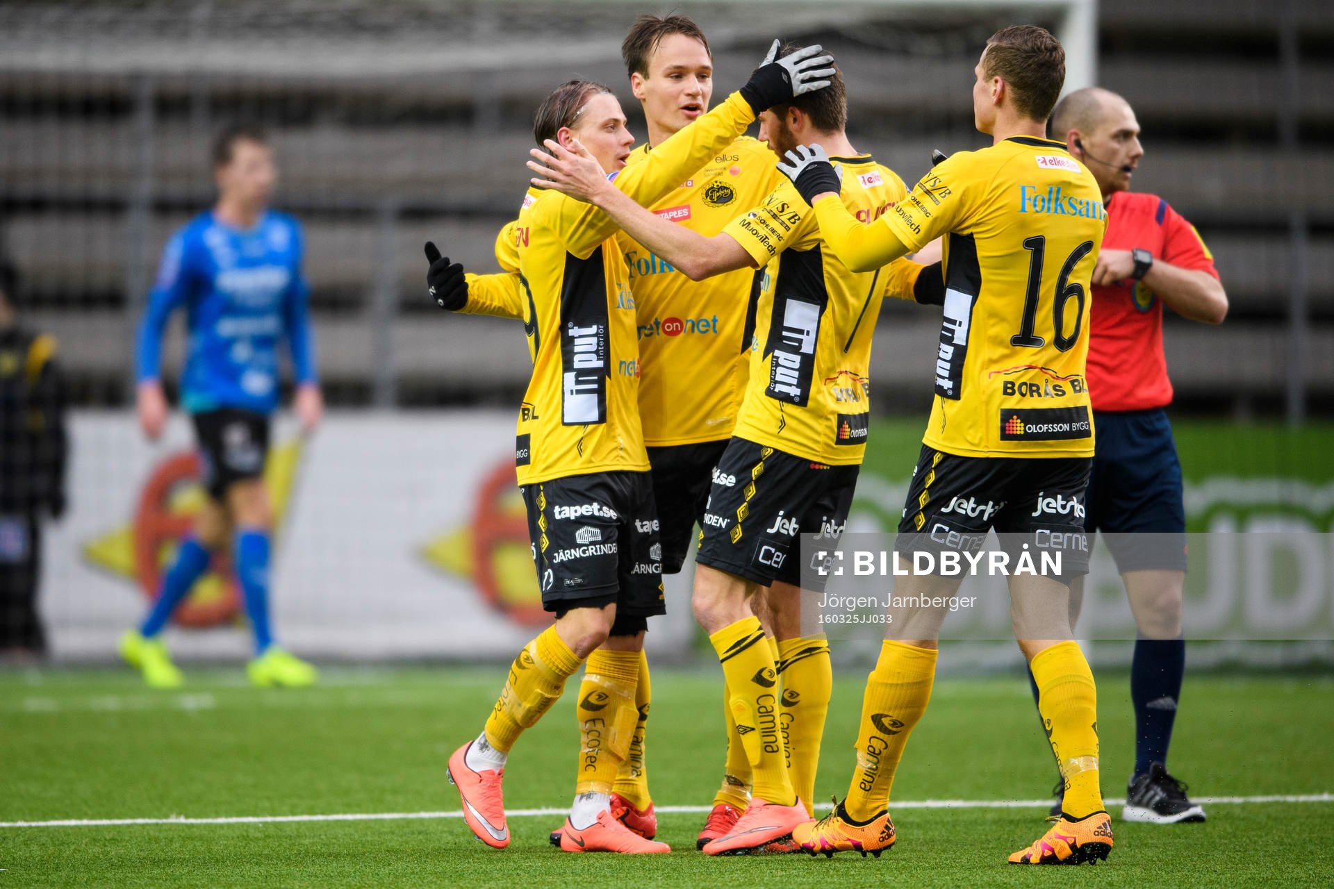 Elfsborgs Simon Hedlund jublar ihop med Viktor Prodell, Marcus Rohdén och Viktor Claesson efter att gjort 2-0 under en träningsmatch i fotboll mellan IF Elfsborg och Halmstads BK den 25 mars 2016 i Borås.