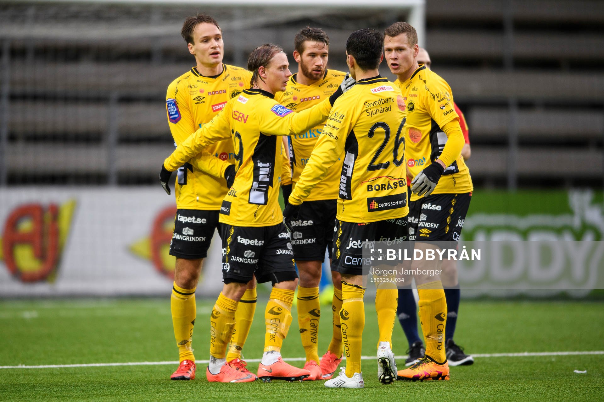 Elfsborgs Simon Hedlund (mitt i bild) jublar ihop med