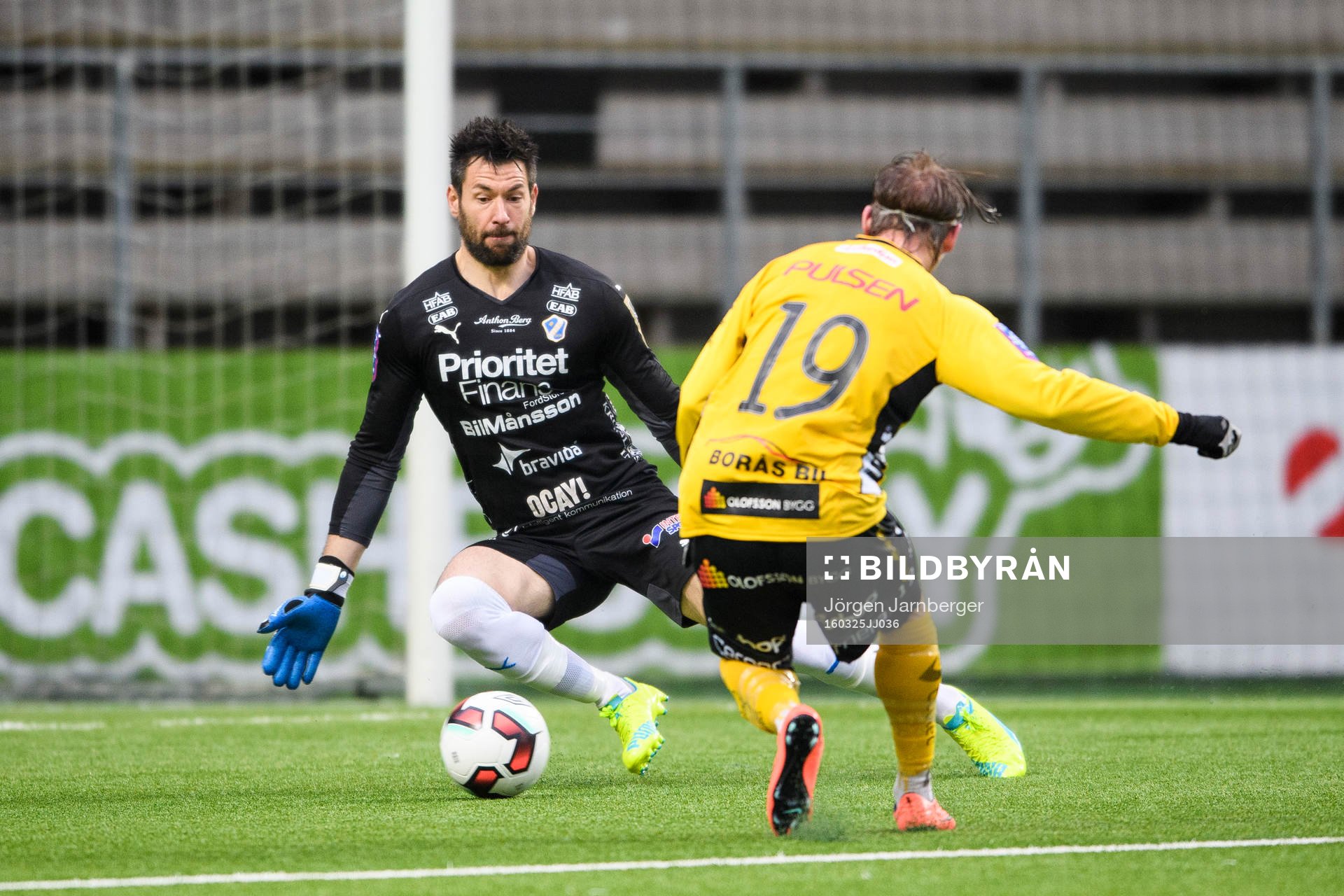 Elfsborgs Simon Hedlund gör 2-0 på Halmstads målvakt Stojan Lukic under en träningsmatch i fotboll mellan IF Elfsborg och Halmstads BK den 25 mars 2016 i Borås.