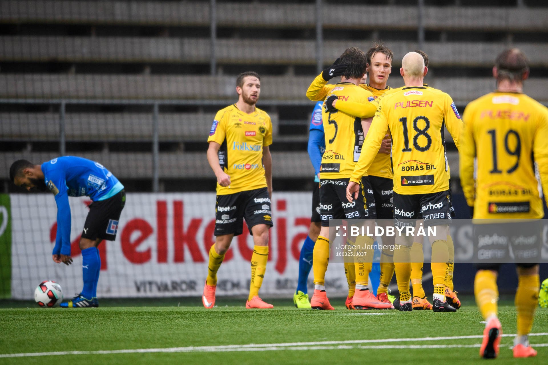 Elfsborgs Jörgen Horn (rygg mot kameran) klappas om