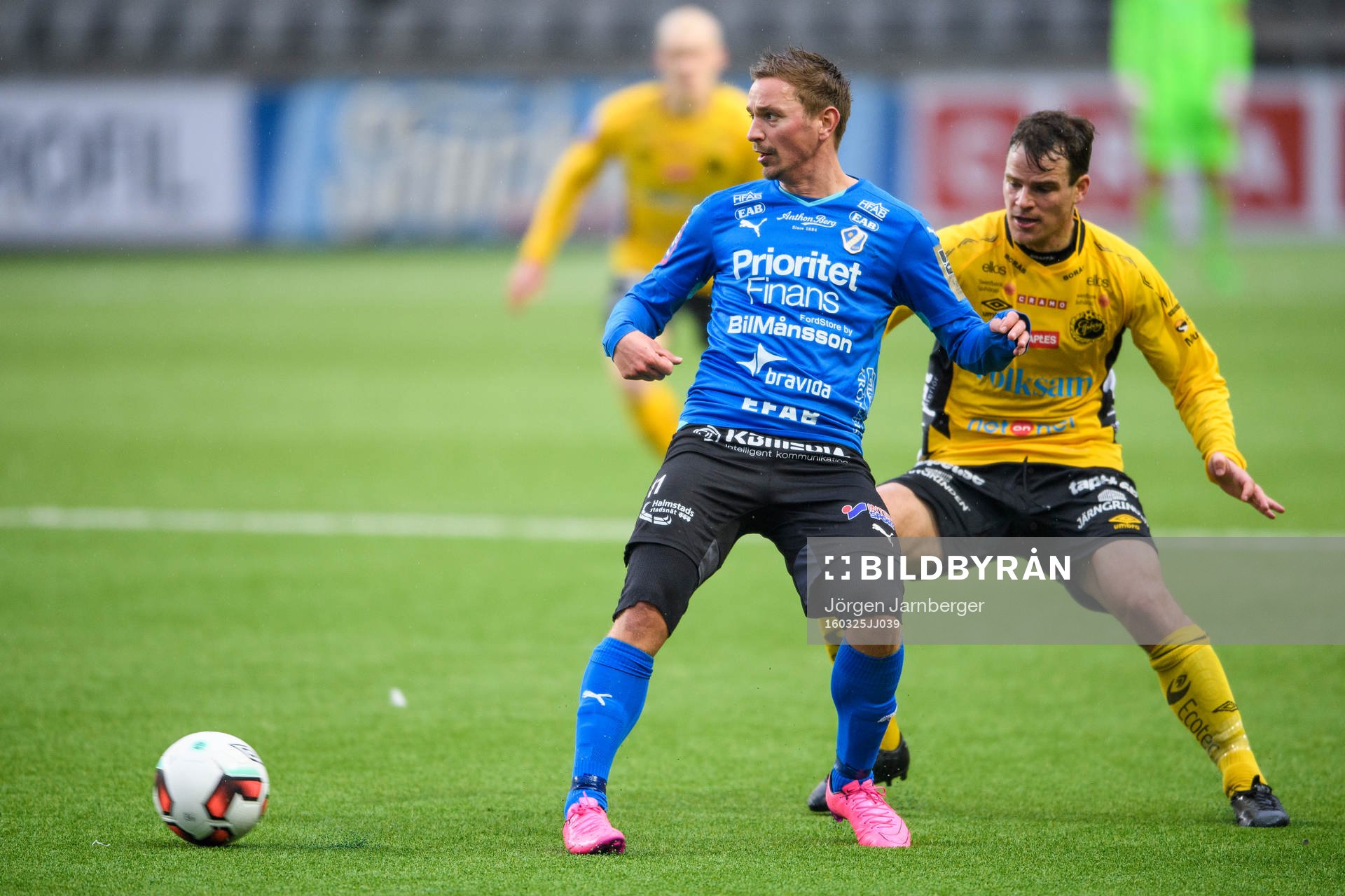 Halmstads Fredrik Olsson och Elfsborgs Henning Hauger under en träningsmatch i fotboll mellan IF Elfsborg och Halmstads BK den 25 mars 2016 i Borås.