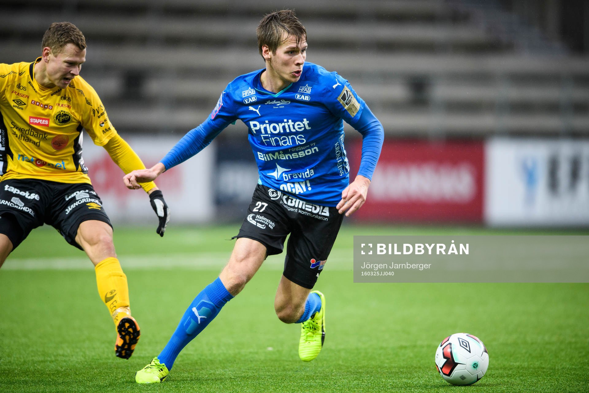 Halmstads Marcus Johansson och Elfsborgs Viktor Claesson under en träningsmatch i fotboll mellan IF Elfsborg och Halmstads BK den 25 mars 2016 i Borås.