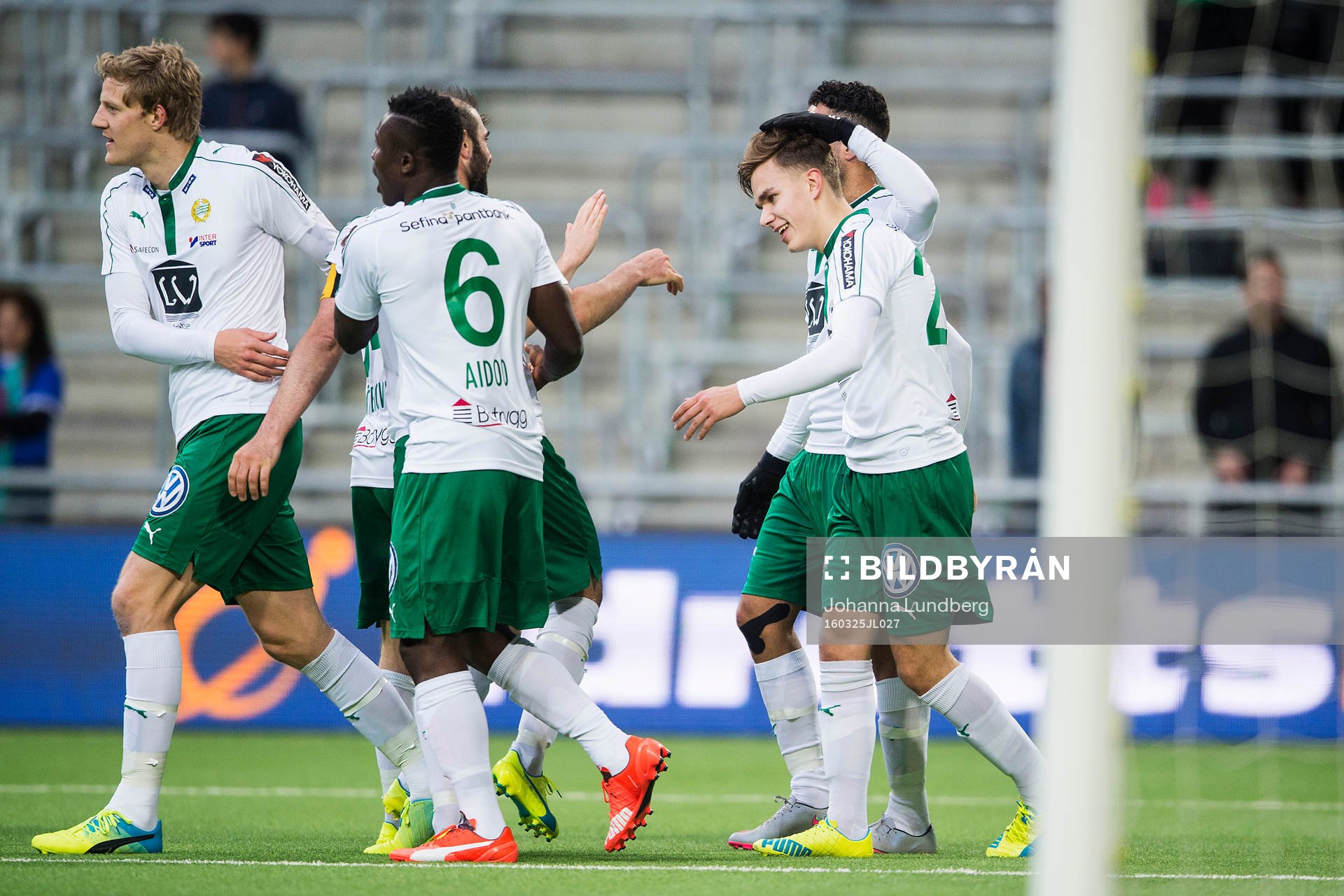 Hammarbys Dusan Jajic jublar efter att han har gjort 1-1 under en träningsmatch i fotboll mellan Hammarby och Esteghlal den 25 mars 2016 i Stockholm.