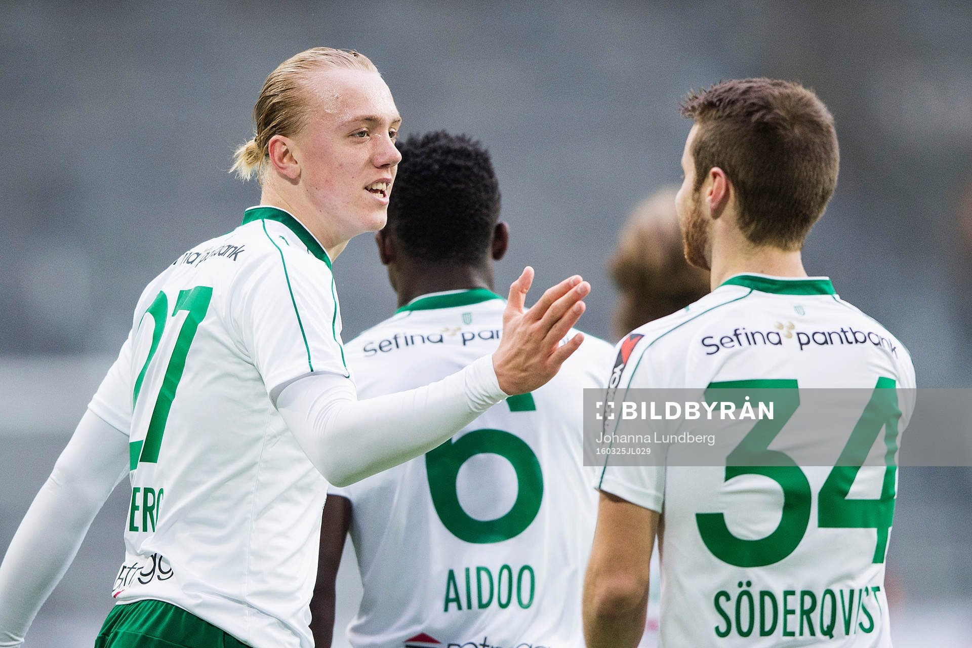 Hammarbys Isac Lidberg (tv) jublar med Måns Söderqvist