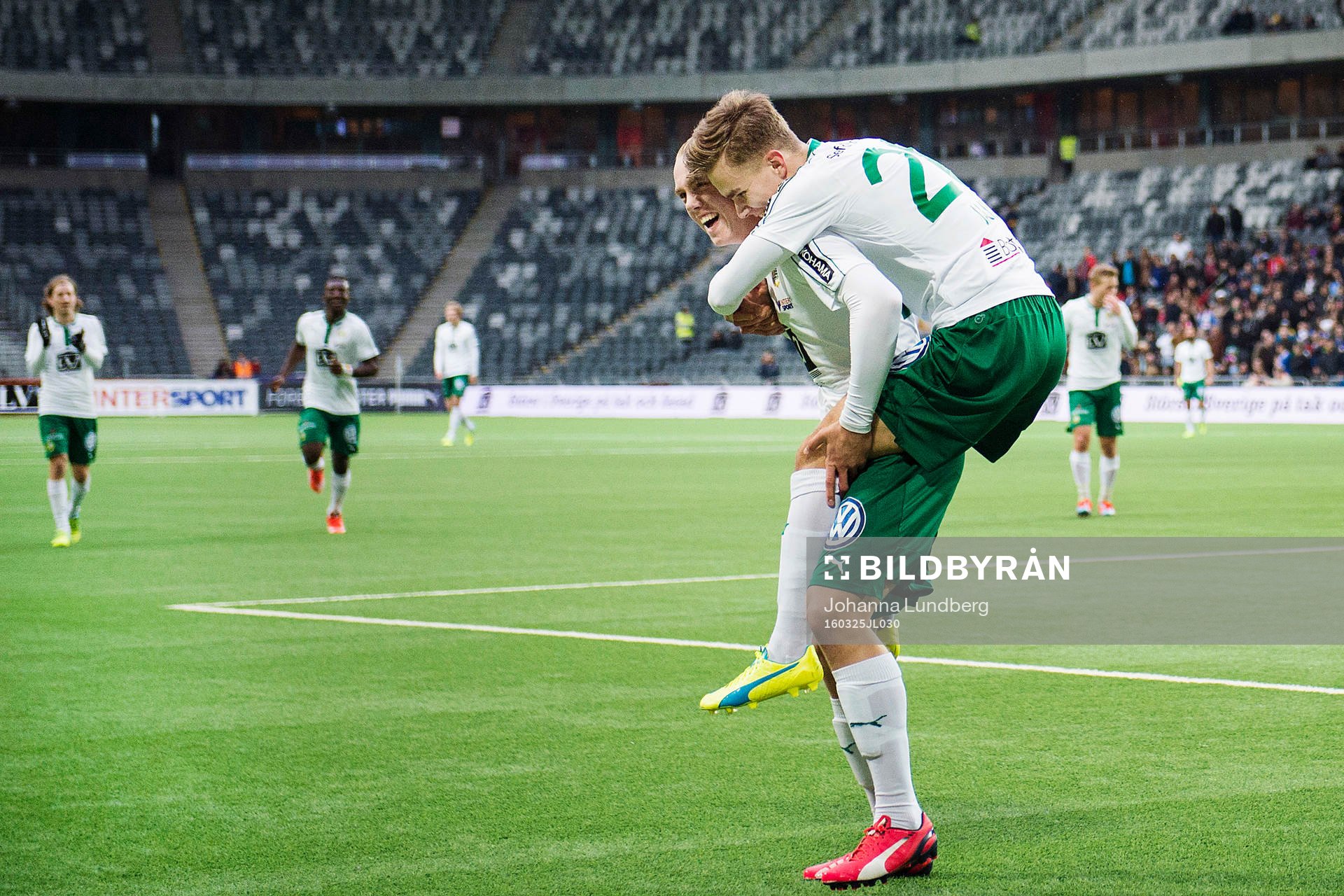 Hammarbys Isac Lidberg (tv) gör 2-1 och jublar med Dusan Jajic (th) under en träningsmatch i fotboll mellan Hammarby och Esteghlal den 25 mars 2016 i Stockholm.