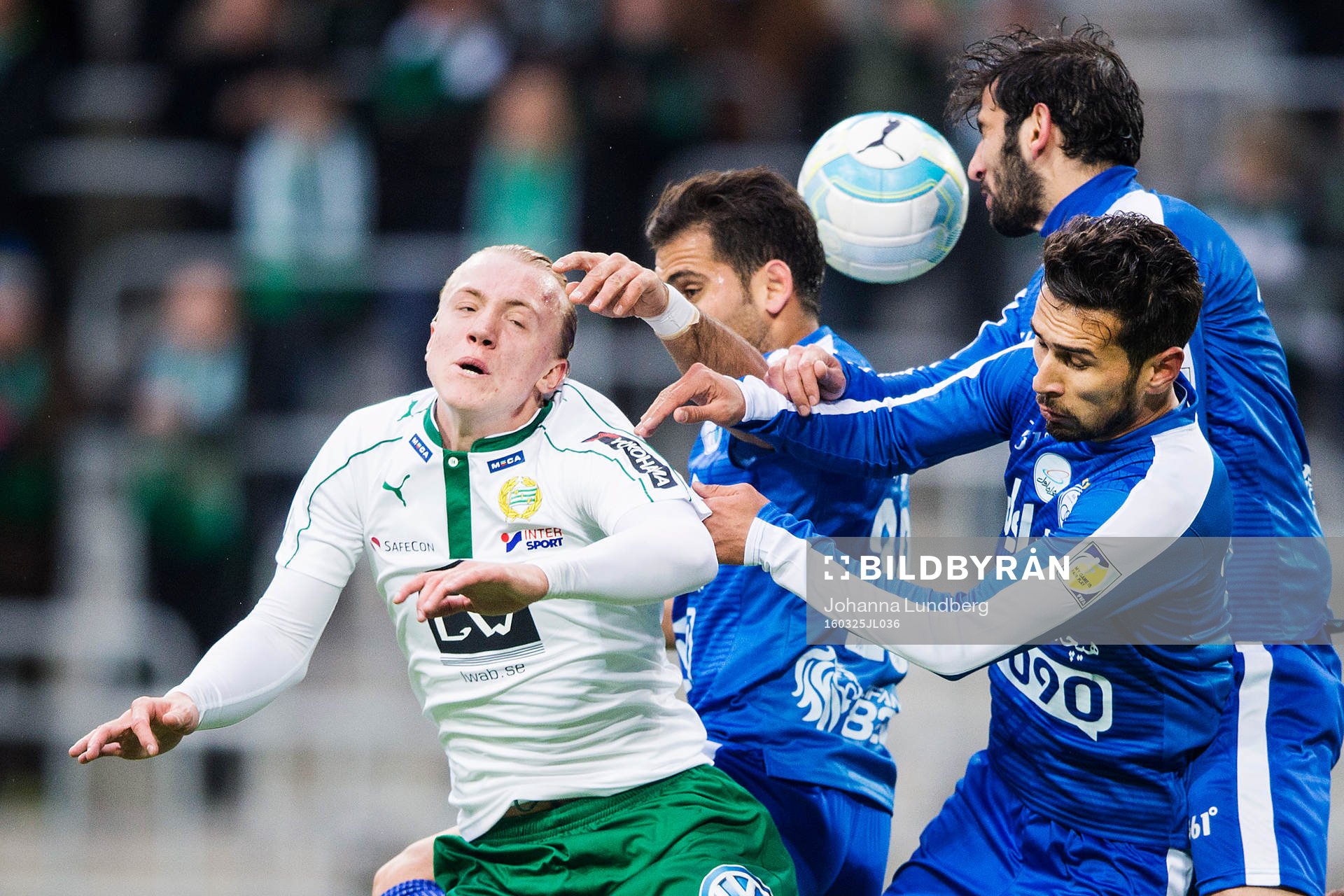 Hammarbys Isac Lidberg i en duell med Esteghlals Omid